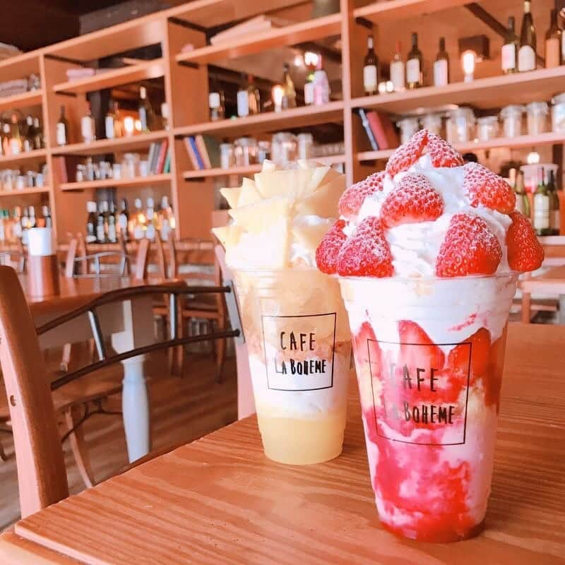 CHOCOのインスタグラム：「🍓🍍🍋🍓🍍🍋🍓🍍🍋🍓 . #ボリュームたっぷりのボンボンパフェ😍✨ . 大人気のいちご🍓と夏季限定のレモンとパイナップルのボンボンパフェ🍋 フレッシュなフルーツたっぷりで夏にピッタリ🌻 また食べに行きたいな🙈💕 . . #カフェラボエム #カフェラボエム北青山 #caflaboheme #いちごのボンボンパフェ #レモンとパイナップルのボンボンパフェ #ボンボンパフェ #linefriends #withCHOCO」