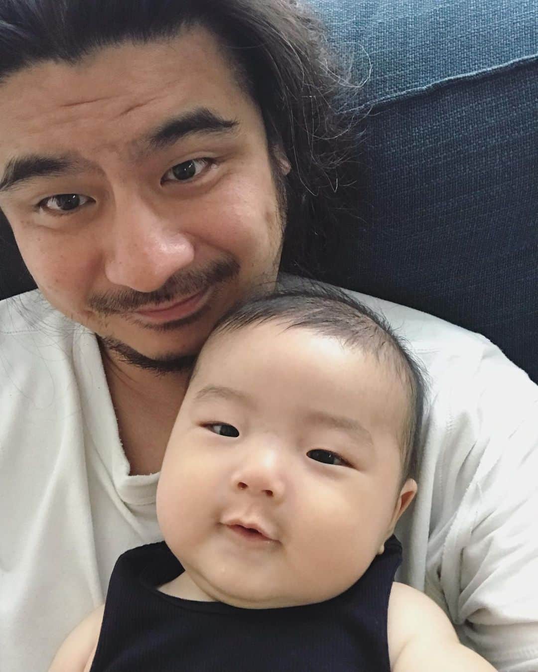 のインスタグラム：「アラームより先に起きて【夜泣き】ではなく【独り言】を始める息子のおかげで  最近は毎日助かってます⏰ (なぜかまったく夜泣きしない)  でも、ボクが声を出すと【電気】が喋ってるものだと思って電気に向かって返事するのはとっても寂しいぞ。  #myson #family #morning #baby #photooftheday #love #息子 #生後4ヶ月 #instapic #mood #instagood #goodtimes #smile #赤ちゃんのいる生活 #まったく夜泣きしない」