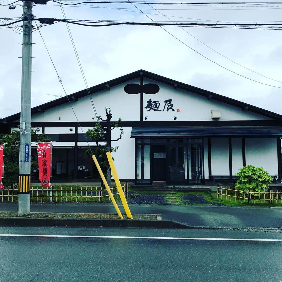 オカモト"MOBY"タクヤさんのインスタグラム写真 - (オカモト"MOBY"タクヤInstagram)「山形「麺辰」とっつぁんラーメン(1日20食限定)。想像を遥かに超える偏差値の高さ！ポールポジションでシャッターしたらいつのまにか長蛇の列になっていた。」7月4日 11時53分 - moby_scoobiedo