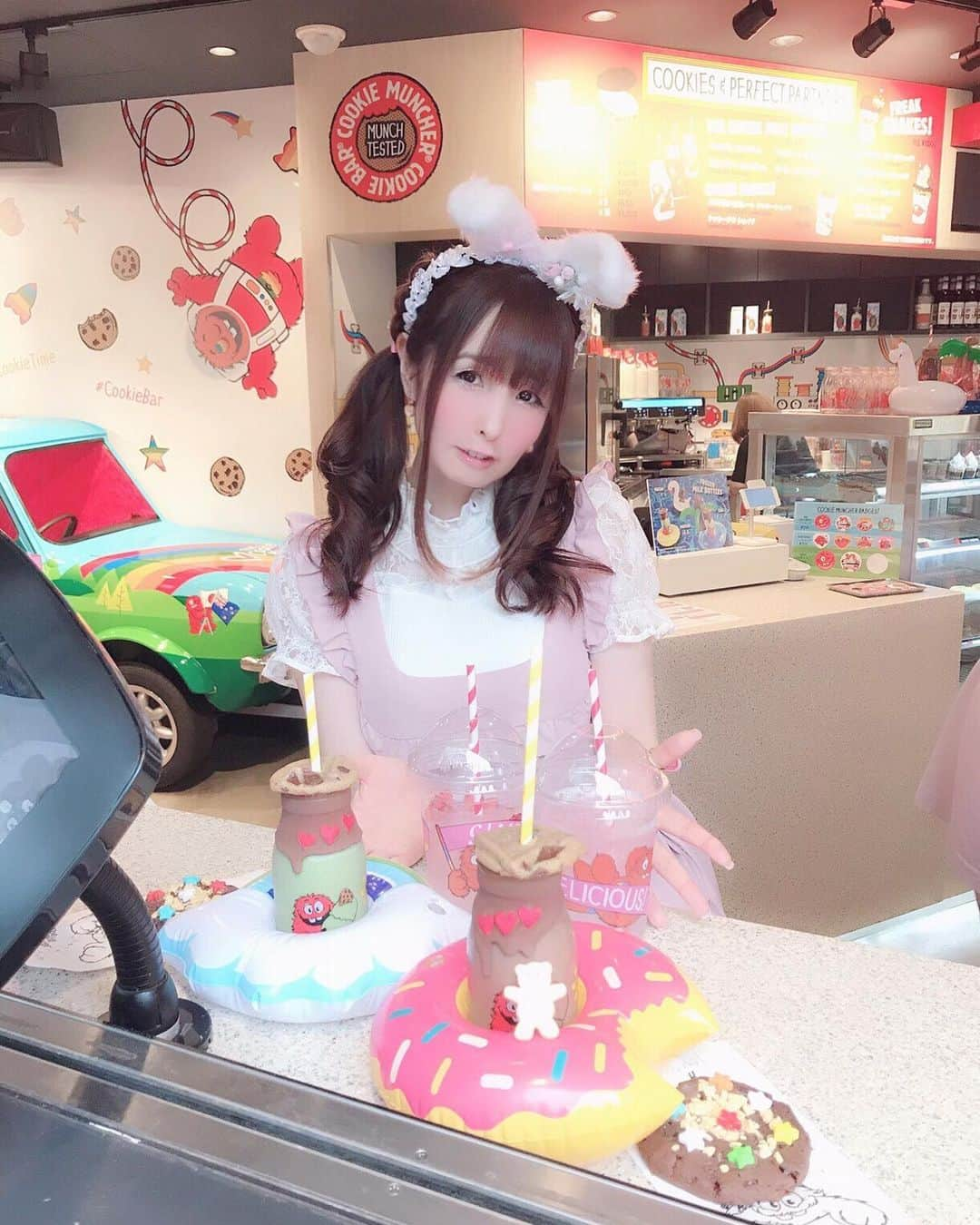 伊藤芽衣さんのインスタグラム写真 - (伊藤芽衣Instagram)「咲姫ちゃんとCookie Time原宿店（ @cookietime.jp ） に行ってきました♡  新商品のフローズンミルクボトルとクッキーをいただきました🍪🎀 かわいくておいしくて甘い時間♡  お写真たくさんあるのでまたアップします♡  駅近なのに穴場なかわいいお店♡♡♡ #cookietime #cookietimejp #クッキータイム #クッキータイム原宿 #cookie #クッキー #原宿カフェ  #kawaii #カフェ巡り #スイーツ部  #スイーツ女子 #ミルクボトル #harajuku #シークレットハニー  #シーハニ #seacrethoney #ガーリーコーデ #lolitafashion #ロリータファッション #ツインテール  #ツインテールアレンジ #うさみみ」7月4日 11時54分 - itoumei