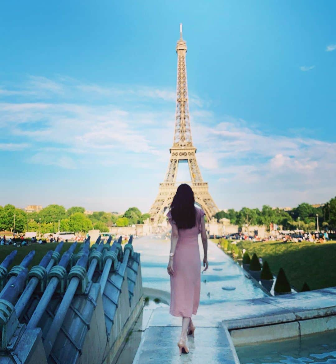 浅井香葉子さんのインスタグラム写真 - (浅井香葉子Instagram)「素敵なフォトスポットは インスタのparisのハッシュタグ を見ながら探してます✨📷 . 高い所が苦手なので この場所はちょっと足がすくみました(^^; . ーーーー👠ーーーーー﻿ 在り方・歩き方・美しい動きの魅せ方」で﻿ あなたの存在そのものを輝きにする﻿ ﻿「Life Shift Walking」﻿﻿ ﻿ 7/21 美脚塾Vol.1 ﻿ 「歩き方&フットケア」﻿ 満席🈵→増席→🈵﻿ ﻿ キャンセル待ちは﻿ @asaikayokoハイライトの「美脚塾」から﻿ https://amba.to/2RHbs46﻿ ﻿ ﻿ 👠レッスンのご依頼は @asaikayoko ﻿ プロフィールURLから・またはDM下さい﻿ ﻿ 👠公式LINE@﻿でレッスン優先案内 https://line.me/R/ti/p/%40asaikayokoworld﻿﻿﻿ またはID検索@asaikayokoworld﻿ . #paris #toureiffel #浅井香葉子 #lifeshiftwalking #photo #写真好きな人と繋がりたい #歩くフォト #歩く写真 #歩くフォトジェニ #walkingphoto #ウォーキング講師 #pariscityvision #visitfrance #タビジョ #旅女 #tabijo #tabijo_paris #旅好きな人と繋がりたい #ことりっぷ #地球の歩き方」7月4日 11時55分 - asaikayoko