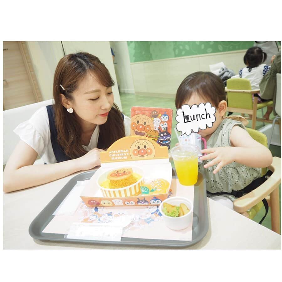 小林まな美のインスタグラム：「* 7月7日にリニューアルオープンする 横浜アンパンマンミュージアムの 内覧会に行ってきました😆💓 * * 子供たちが遊べるスペースや仕掛けがたくさんあって しかも全部可愛いのです❣️ * * 室内のアンパンマンショーを見る場所も、人工芝みたいになっていて気持ちがよかった🍀 * * フードもリニューアルしてたよ☺️ * また行きます🙋‍♀️💕 * * #横浜アンパンマンミュージアム #横浜アンパンマンこどもミュージアム #アンパンマンミュージアム #アンパンマン大好き #リニューアルオープン #内覧会」