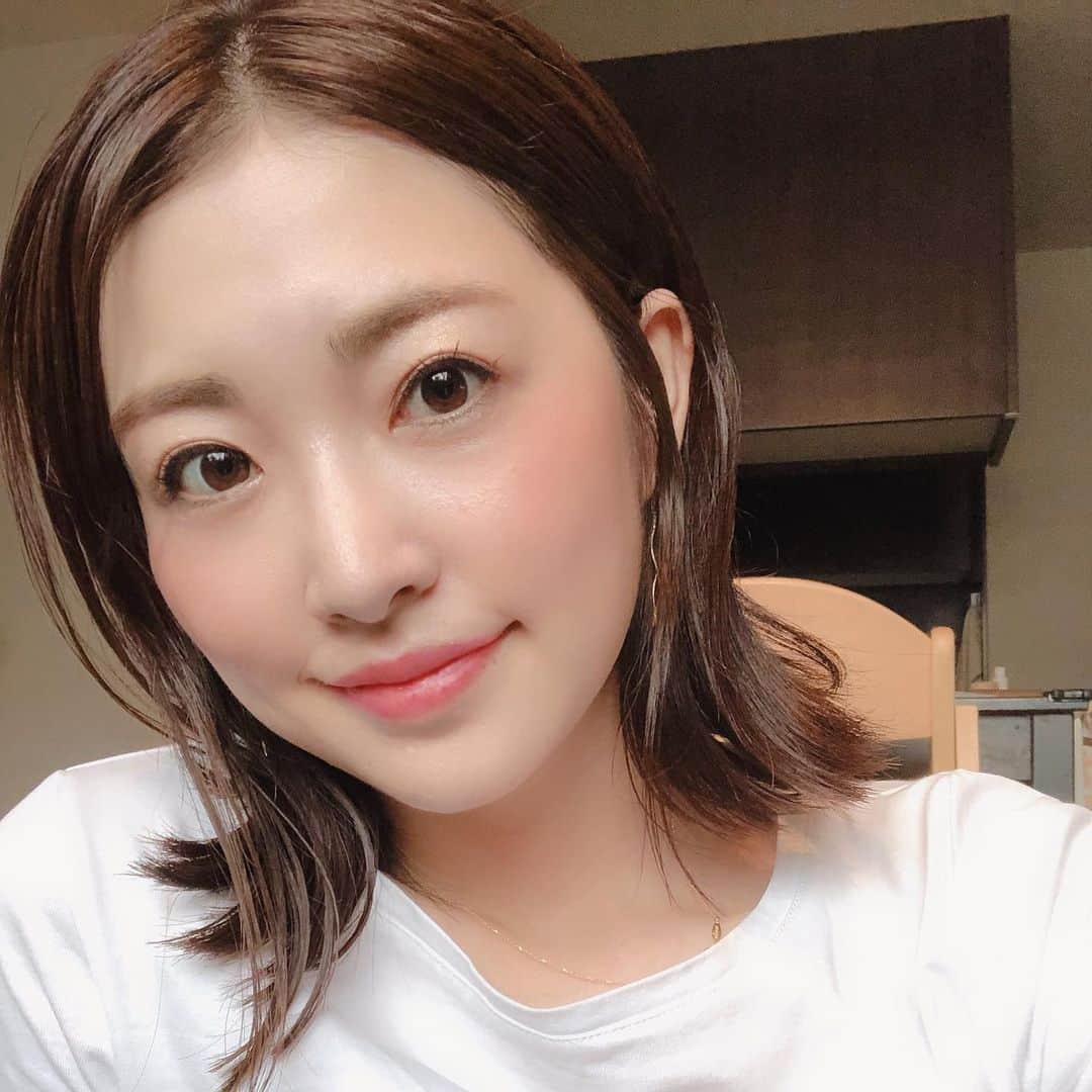 のインスタグラム：「. 前髪はあるほうが好きだったけど最近はセンターにしています。 重めにカットしてもらったので オイルをたっぷりつけてストンと落ちるヘアスタイルです。 肩にあたり自然と外ハネになり楽チンなヘアセット✂️ @dopey0118 . #ヘアセット#ヘア#楽チン#ヘアアレンジ#オイル#moii#時短#sun」
