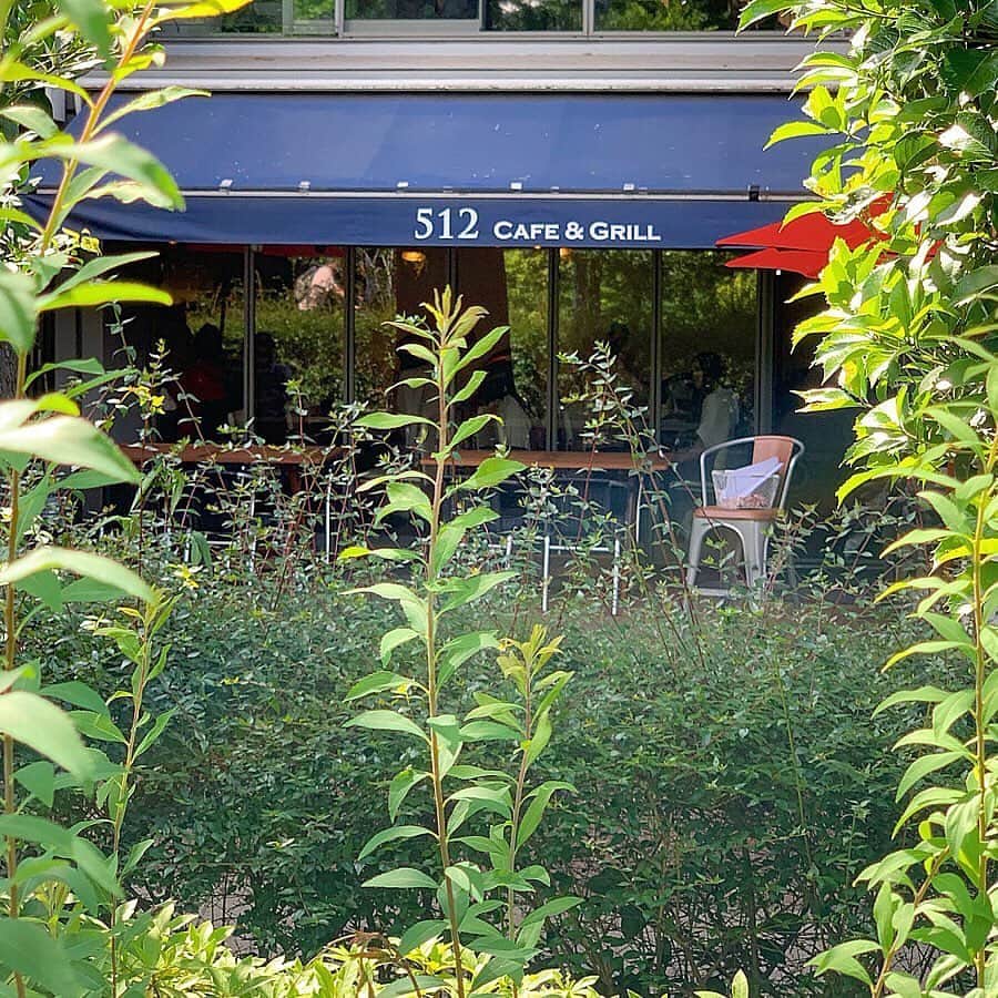 LeTRONC ルトロンさんのインスタグラム写真 - (LeTRONC ルトロンInstagram)「【512 CAFE&GRILL / 六本木】﻿ .﻿ 六本木駅・乃木坂駅から徒歩5分の緑に囲まれたカフェ＆レストラン「512CAFE＆GRILL」🍽﻿ ﻿ オリジナルのチョコクリームとミントカラーで人気の「チョコミントパンケーキ」はチョコミント好きにはたまらない一品🥞🌿 🍫﻿ ﻿ ふわふわトロトロのパンケーキの上にはチョコミントアイスがのって爽快感がアップ✨別添えのミントシロップをかけてお召し上がりください🌿﻿ ﻿ ぜひ味わいに行ってみてくださいね😋﻿ .﻿ 📍東京都港区赤坂9-5-12パークサイドシックス 1F﻿ .﻿ 📷写真・情報提供：@__pi_no_co__さん﻿ 素敵な投稿をありがとうございます✨﻿ .﻿ \ 一緒にルトロンinstagramを盛り上げませんか？🙋‍♀️ /﻿ #ルトロン で素敵なおでかけ体験をシェアしてくれる方を大募集しています♪投稿内容は、instagramで紹介させていただきます☺️﻿ .﻿ #letronc #tokyocafe #roppongi #512cafe_and_grill #チョコミントパンケーキ #チョコミント #チョコミント党 #チョコミン党 #チョコミント部 #チョコミントアイス #パンケーキ #パンケーキ巡り #パンケーキ部 #パンケーキ食べたい #カフェ #東京カフェ #六本木カフェ #乃木坂カフェ #カフェ巡り #カフェスタグラム #カフェ部 #カフェ好きな人と繋がりたい #グルメ #東京グルメ #六本木グルメ #乃木坂グルメ #グルメ女子と繋がりたい #グルメ巡り」7月4日 12時08分 - letronc.m