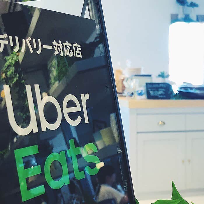 &imaのインスタグラム：「＆ima KITCHENのメニュー(一部を除く)は、デリバリーサービス「Uber Eats」でもご注文いただけます。  これまでは＆imaの店舗でしかお召し上がりいただけなかったメニューを、お客様のご希望の場所にお届けできるようになりました。 ご自宅でのお食事や、お友達とのホームパーティーやピクニックに、またはオフィスでのランチやミーティング時の軽食など、さまざまなシーンにあわせてご利用ください。  サンドウィッチやサラダをはじめ、スムージーもご用意してお待ちしています。  外出が億劫に感じてしまう雨の日にも、お気軽にご利用ください。  #andima #カフェ #港 #アンドイマ #横浜 #元町中華街 #みなとみらい #デリバリー #ウーバーイーツ #ubereats #サンドウィッチ #サラダ #スムージー #ホームパーティ #ピクニック #オフィスランチ #ランチ #coffee」