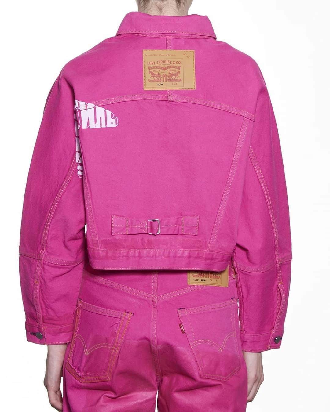 HYPEBEASTさんのインスタグラム写真 - (HYPEBEASTInstagram)「@hypebeaststyle: @heronpreston has teased a new @levis  capsule for Spring/Summer 2020. Titled “Mistakes are OK,” the forthcoming range includes both pants and jackets with some items dressed in bold pink. Heron’s take on the looks include orange buttons, inverted pockets and other intentionally misplaced details. Stay tuned for more details on the collab. Photo: Heron Preston」7月4日 12時07分 - hypebeast