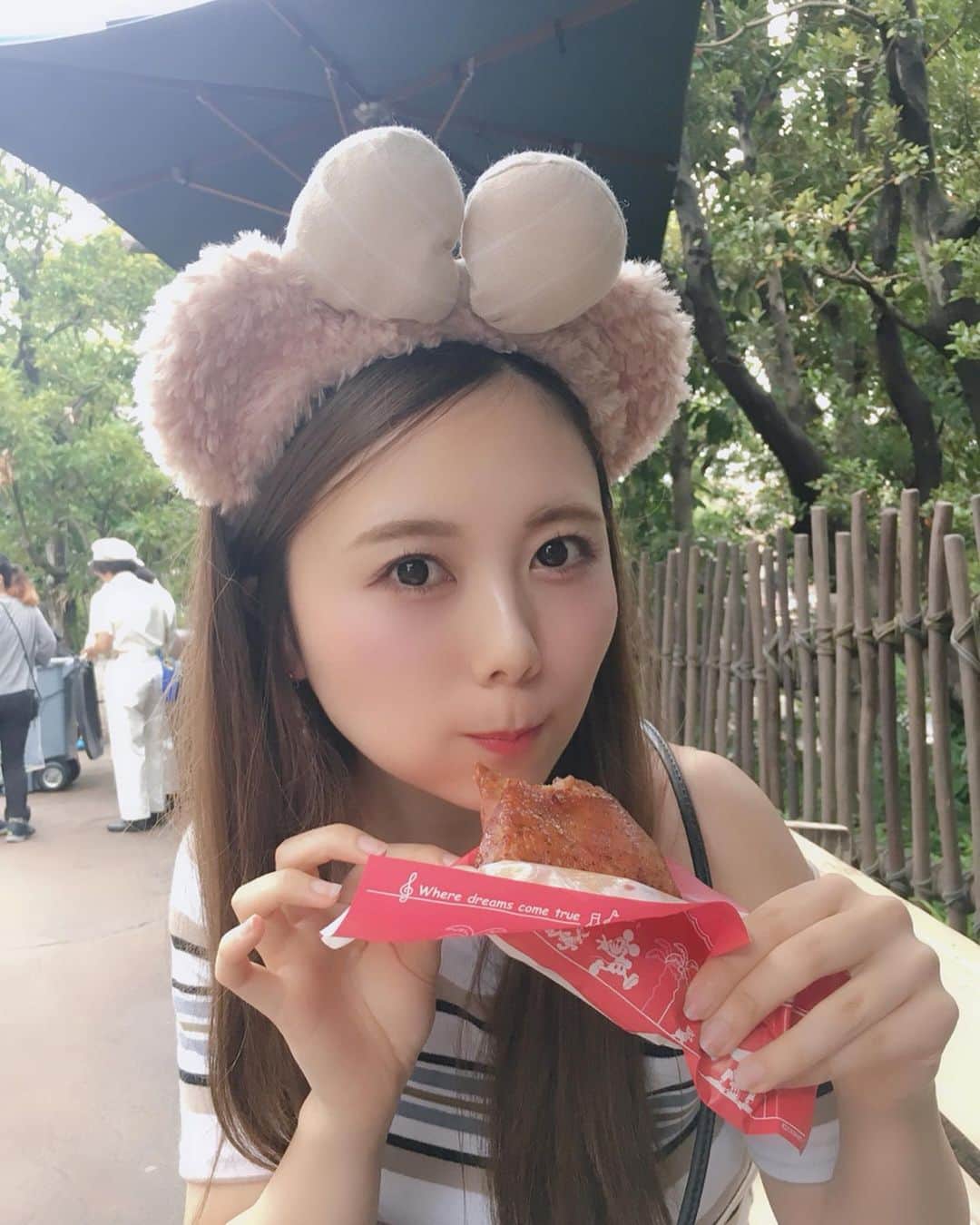 西村季里子のインスタグラム：「・ 🍗♡🍗♡🍗♡🍗♡🍗♡🍗 シーでもたくさん食べた😈 シーの方がたくさん食べた😈 でも全部お母さんと半分こ🍒 たくさん歩いたからプラマイゼロ🙆🏻‍♀️ ディズニーてほんと無限に食べられるから 夢の国だよな〜〜〜😋🥨💕 🍖♡🍖♡🍖♡🍖♡🍖♡🍖 #disney #disneysea #tokyodisneysea  #disneyresort #tokyodisneyresort  #ディズニー#ディズニーシー#東京ディズニーシー #舞浜#ミッキー#ミッキーマウス#mickey  #カチューシャ#ダッフィー#シェリーメイ  #ディズニーコーデ#emoda#オフショル #ツーデイズ#お泊りディズニー #七夕#限定#短冊#願い事#白石麻衣 #インスタ映え #インスタ映えスポット #映え #follow#followme」