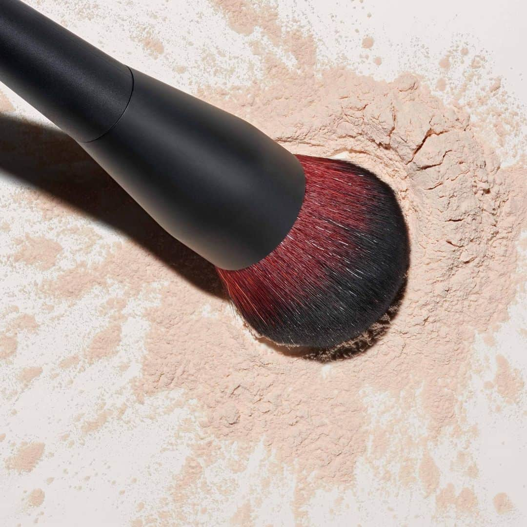 Revlonさんのインスタグラム写真 - (RevlonInstagram)「How do you apply your #PhotoReady Candid Anti-Pollution Setting Powder❓We’re crushing on the Powder Brush for its effortless application and vegan, synthetic bristles that are kind to all skin types❗️ . #RevlonBeautyTools #makeupbrushes #settingpowder」7月4日 12時16分 - revlon