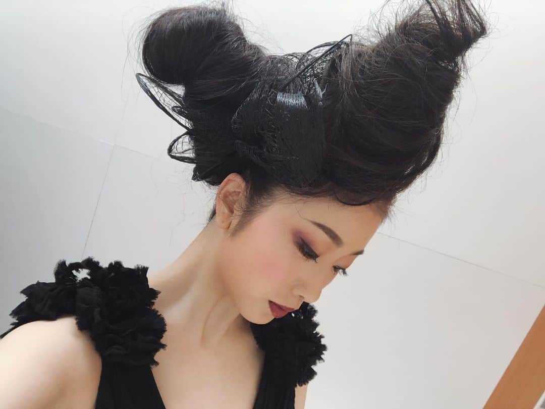 福井千佳さんのインスタグラム写真 - (福井千佳Instagram)「. . 始まりました、 @letoa_official さんの#オープンキャンパス show 💇‍♀️ . #ルトーア東亜美容専門学校#美容専門学校#ルトーア#ヘアショー#showmodel#ヘアスタイル#toa#hairmake . . 私の髪から、どうやったらこんな凄い作品が出来上がるの😳！？ 魔法みたいな施術に、感激です。 . 有難うございました☺️♡ . #model#モデル#和装モデル#webモデル#関西モデル#手タレ#パーツモデル#作品撮り#フリーランス#福井千佳#chika_fukui#インフルエンサー#美容#followme#style#おしゃれさんと繋がりたい#selfie#ヘアカラー#picoftheday#japan#サロモ」7月4日 12時26分 - chika291