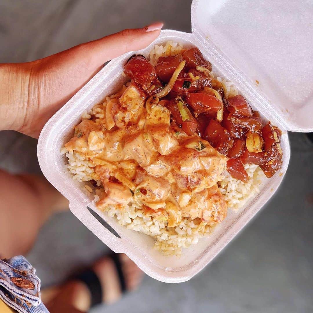 ハワイアン航空さんのインスタグラム写真 - (ハワイアン航空Instagram)「何味にするか迷ったら…両方頼んでみては？ 😝 ハワイであなたの好きな#ポケ のお店はどこですか？ 📷 @gutakesworld 📍 Ono Seafood、 オアフ島」7月4日 12時27分 - hawaiianairlinesjp
