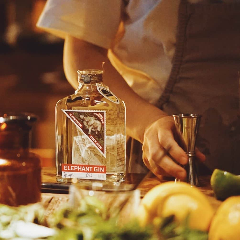 金セアルさんのインスタグラム写真 - (金セアルInstagram)「🥃 ＿＿＿＿＿＿＿＿＿＿＿＿＿＿＿＿＿＿＿ ・ @fylgdumer のBAR営業(22時まで)が 始まっていた。 橋本さんの作ってくれるお酒が どれもこれも驚くほど美味しくて、 1人で飲みに行けない私も ここ陶板のカウンターなら、 ファラフェルサンドイッチ片手に 美味しいお酒🥃を舐めてみたい。 ・ ・ ・ #fylgdumérosaka  #フィルクトゥミエール」7月4日 12時21分 - sealbank