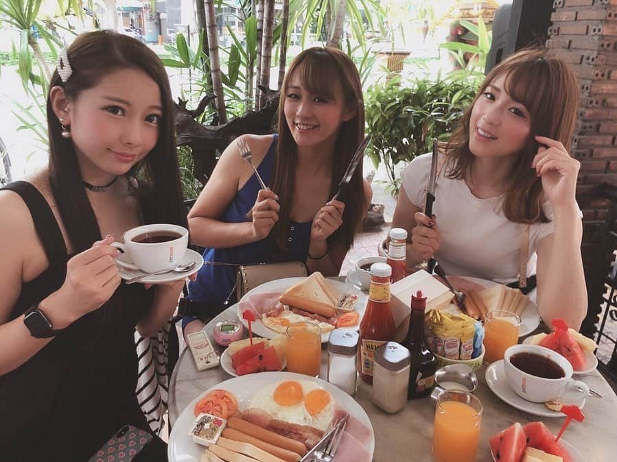 咲月美優さんのインスタグラム写真 - (咲月美優Instagram)「❤︎ . バンコクのホテルで朝食🍽🇹🇭 オフの日はみんなで たくさんお買い物しました🛍 . . #goodmorning #breakfast #thailand #thai #thaifood #bangkok #タイ #バンコク #朝食 #japanesegirls #friends #followme .」7月4日 12時27分 - s.miyutyyy