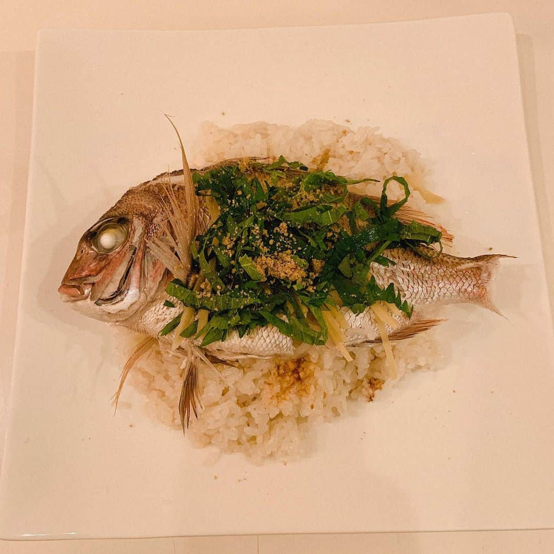 NAOTA（ナオタ）のインスタグラム：「鯛釣り🎣 自分で釣った鯛を頂きました。 鯛さんに感謝✨  #fishing #釣り #しゃくり #鯛釣り #鯛飯 #料理男子」