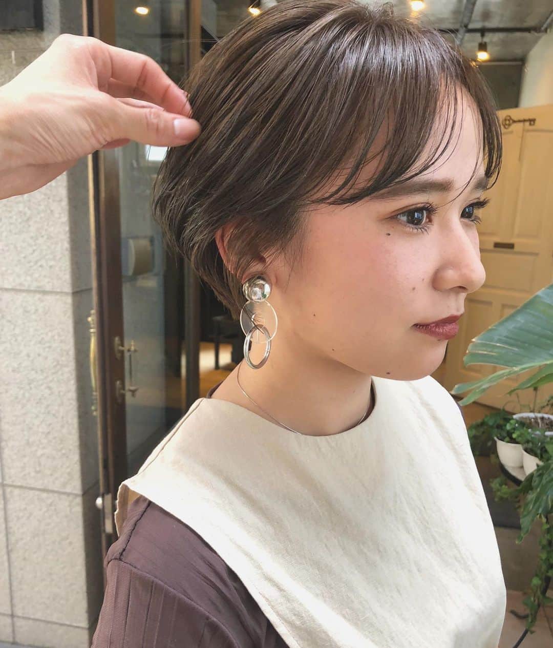 カワシリアツシのインスタグラム：「人気のちえみさんショート◎ @cyoshi___ ・ ・ ・ ・ブリーチの回数がわからない。 ・値段が気になる。 ・ダメージが心配。など なんでもご気軽にご相談ください😊 ・ ご予約やご相談はDM・LINEにて待ちしております🙆‍♂️ ・ ・ ・ 料金や気になることなど、 ご気軽にご相談ください🙆‍♂️ ・  #アディクシー #イルミナカラー  #外国人風カラー #ミニボブ #切りっぱなしボブ #ハイライト #外ハネ #グラデーション #外国人風 #ポートレート #美容室 #美容院 #美容学生 #撮影 #東京 #渋谷  #ショートヘア #グレージュ  #ブルージュ #ブリーチ #portrait #フィルムカメラ #hairstyle #ショートカット #haircolor #ハイトーン #데일리룩 #时尚 #แฟชั่น#デジキュア」