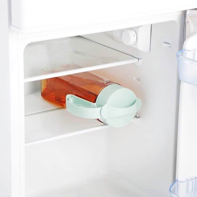 カインズさんのインスタグラム写真 - (カインズInstagram)「夏場の冷蔵庫はキンキンに冷やしておきたい飲み物がずらり。ですが、牛乳やフルーツジュースのパックなど、横向きに置けず扉面のポケットがいっぱいになってしまいますよね。 カインズの『縦にも横にも置ける冷水筒』なら、冷蔵庫のちょっとした空きスペースに、縦置きでも横置きでも収納が可能です♪ フタは注ぎ口の向きを気にせず閉められ、大きめハンドルが持ち運びしやすく、注ぎやすい設計。底までしっかり洗える広口タイプなので、お手入れも簡単。耐熱温度は100度なので、できたてのお茶も。 ※熱湯を入れてすぐにフタ(キャップ)を閉め切ると、空気の膨張により本体が倒れて火傷につながる危険があります。中身が常温に冷めてからフタ(キャップ)を閉め切ってください。 . 縦にも横にも置ける冷水筒 2.1L ホワイト/グリーン 価格 798円(税込) . 茶こし付き 縦にも横にも置ける冷水筒 2.1L ネイビー 価格 880円(税込) . 詳しくはこちら http://www.cainz.com/shop/g/g4549509561699/ . ※一部店舗によりお取り扱いがない場合がございます。ご了承ください。 ※シーズン品により、なくなり次第終了となります。 . #冷水筒 #縦置き #横置き #冷蔵庫 #茶 #ハンドル #広口 #耐熱 #pitcher #vertical #horizontal #refrigerator #tea #handle #widemouth #heatresistance #cainz #cainzhome #カインズ #カインズホーム #くらしにららら」7月4日 12時29分 - cainz_official