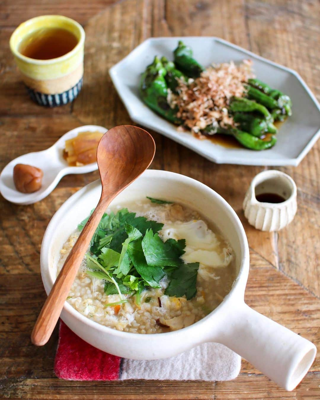 かおしさんのインスタグラム写真 - (かおしInstagram)「少しだけ残っていた発芽玄米で雑炊モーニング🍲 キムちゃん(@h_kimuchi )の梅干しと、甲南漬をトッピングに。 昨日ボリューミーなトンカツを食べて、酷使されまくった胃腸が喜んでいる😂 あとは、この時期の私の定番、甘長とうがらしのおかかポン酢。 油をひいたフライパンで甘長とうがらしを種ごとじっくり焼き、お皿に持ってポン酢(or柚子ポン酢)をかけて鰹節ドサッ、作り方は以上！👩‍🍳 こんなに簡単なのに「なんでこんなに美味しいの？」ってくらい大好き😋 ・ 自分的に、カップヌードルで好きなのは、 🥇トムヤムクンヌードル 🥈シーフードヌードル なのだけれど、日清のメールマガジンを読んだら、7/15にトムヤムシーフード味という商品が発売されるらしい😳 好きな２つが組み合わさっているなんて、美味しいに決まってる🤤 メルマガに先行販売のお知らせがあったけど、読むのが遅くて、見た時には既に限定の500食が完売していた🤪 発売が楽しみだ〜🤤 ・ #正島克哉 #工房正島 #片手土鍋 #林拓児 #井山三希子 #金城由美子 #朝ごはん #朝食 #breakfast #gohan #私のおいしい写真 #foodporn #onthetable #foodstagram #暮らし #おうちごはん #instafood #料理写真 #日々の暮らし #いただきます #テーブルフォト #うつわ #器 #wp_deli_japan #おうちごはんlover #IGersJP #macaronimate #とりあえず野菜食 #フーディーテーブル #器好きな人と繋がりたい」7月4日 12時30分 - cao_life