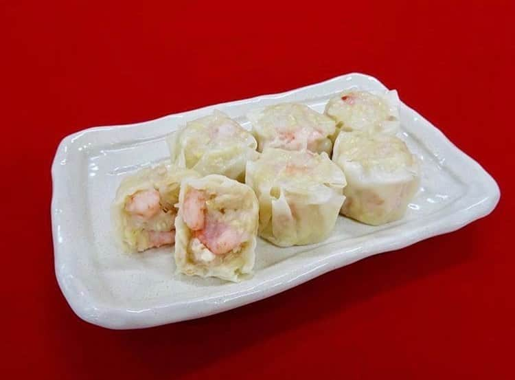 みまつ食品 餃子工房RON ひとくち餃子とキャベツサイダーのインスタグラム：「.⁣ 🦐ごろっと海老焼売🦐⁣ .⁣ ？🤔Q「どうしてみまつの”ごろっと海老焼売”は⁣ 　海老がプリプリしているの？」⁣ .⁣ ◎💁‍♀️A「大きめの海老を使用しているからです！⁣ お客様に海老のプリプリとした食感を⁣ 　存分にお楽しみ頂けるように、⁣ ボリューム感があり食べ応えのある⁣ 　海老焼売に仕上げました✨」⁣ .⁣ 贅沢なプリプリ感がたまらない⁣ みまつの”ごろっと海老焼売”🤤♡⁣ ぜひ一度お試しくださいませ🦐♪⁣ .⁣ .⁣ #みまつ食品 #ごろっと海老焼売 #海老焼売 #焼売 #🦐 #皇帝シリーズ #中華 #中華料理 #グルメ #主婦 #おうちごはん #家庭料理 #豊かな食卓 #料理好きと繋がりたい #餃子 #みまつ餃子 #皇帝餃子 #おかず #お酒 #🍺 #おつまみ #私のおいしい写真 #料理写真 #foodpic #chinesefood #instafood #foodstagram #cookingram」