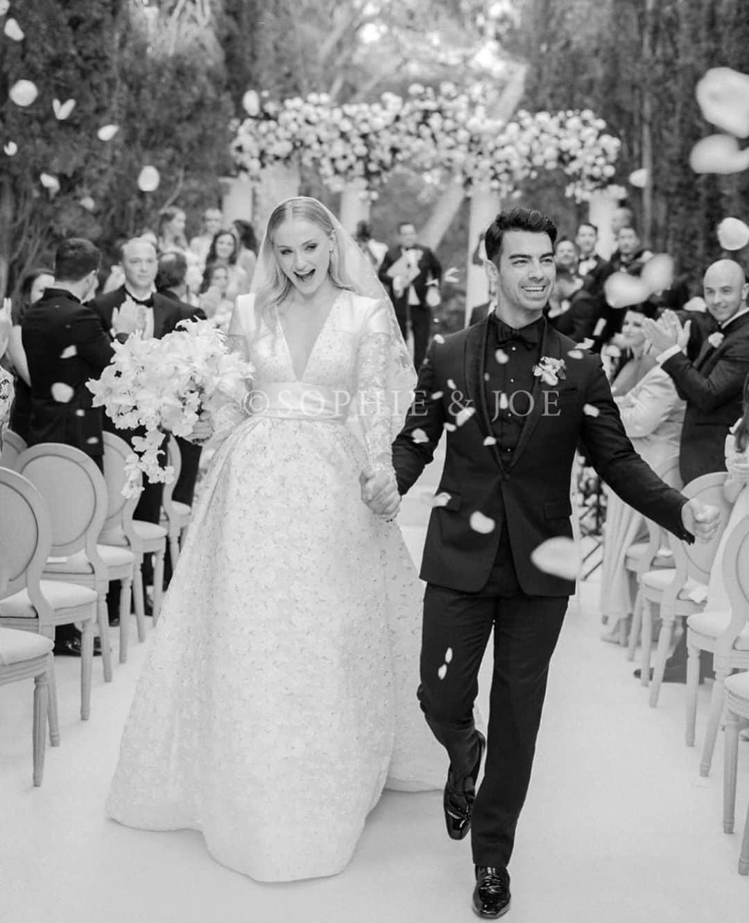 ソフィー・ターナーさんのインスタグラム写真 - (ソフィー・ターナーInstagram)「Official wedding photos! Congrats @sophiet & @joejonas! Absolutely beautiful. Wow 😭❤️ 📸 by @corbingurkin」7月4日 12時43分 - sophieturner