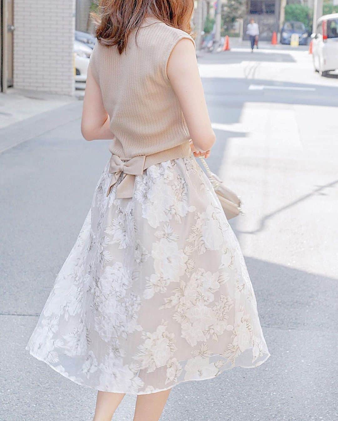 中田絵里奈さんのインスタグラム写真 - (中田絵里奈Instagram)「. Summer Knit 🌈 . 日本製のニットで素肌にもチクチクしずらく 夏でも快適な素材🌻 . 前はシンプルで後ろにだけリボンのポイントなので デニムに合わせたりスカートに合わせたり 着回ししてます🥰 @lerevevaniller .」7月4日 12時44分 - erinanakata