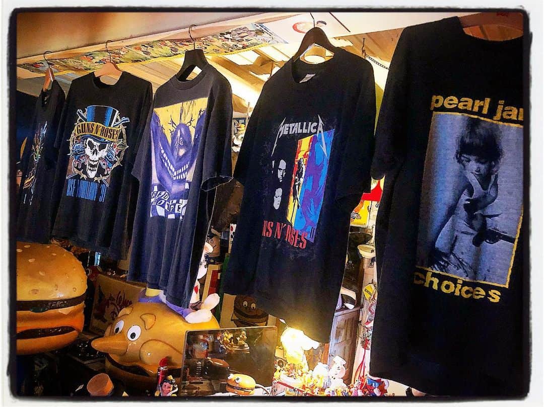 大川知英のインスタグラム：「80~90's Vintarge T-shirt 🇺🇸 Washing慣れに励んでます👮🏼‍♂️ #vintage #tshirt #original #8090s #洗濯慣れに励む#古着屋#バンt大好き  #レッチリ欲しい#夏はバンtしようぜ #amecajiboys #takatsubase」