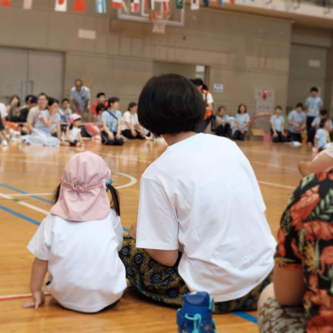 野村佑香さんのインスタグラム写真 - (野村佑香Instagram)「先週末は、パープルちゃん2回目の運動会でした🎈  去年は泣きっぱなしだったのに、 今年は保育園の改善策もあり、  全く泣かずに練習した踊りも上手に踊れて👯‍♀️ しっぽとり競争（相手チームの保護者のお尻につけたしっぽを取るゲーム）では、3本も獲得💫  チームの勝利に貢献してました❤️ お姉ちゃんになって頼もしくなった背中💫 オレンジちゃんも喜んで応援してくれてました🍊🧡 #運動会#2回目#よくがんばりました#💮#娘のこと#二児の母」7月4日 12時41分 - nomuyuu