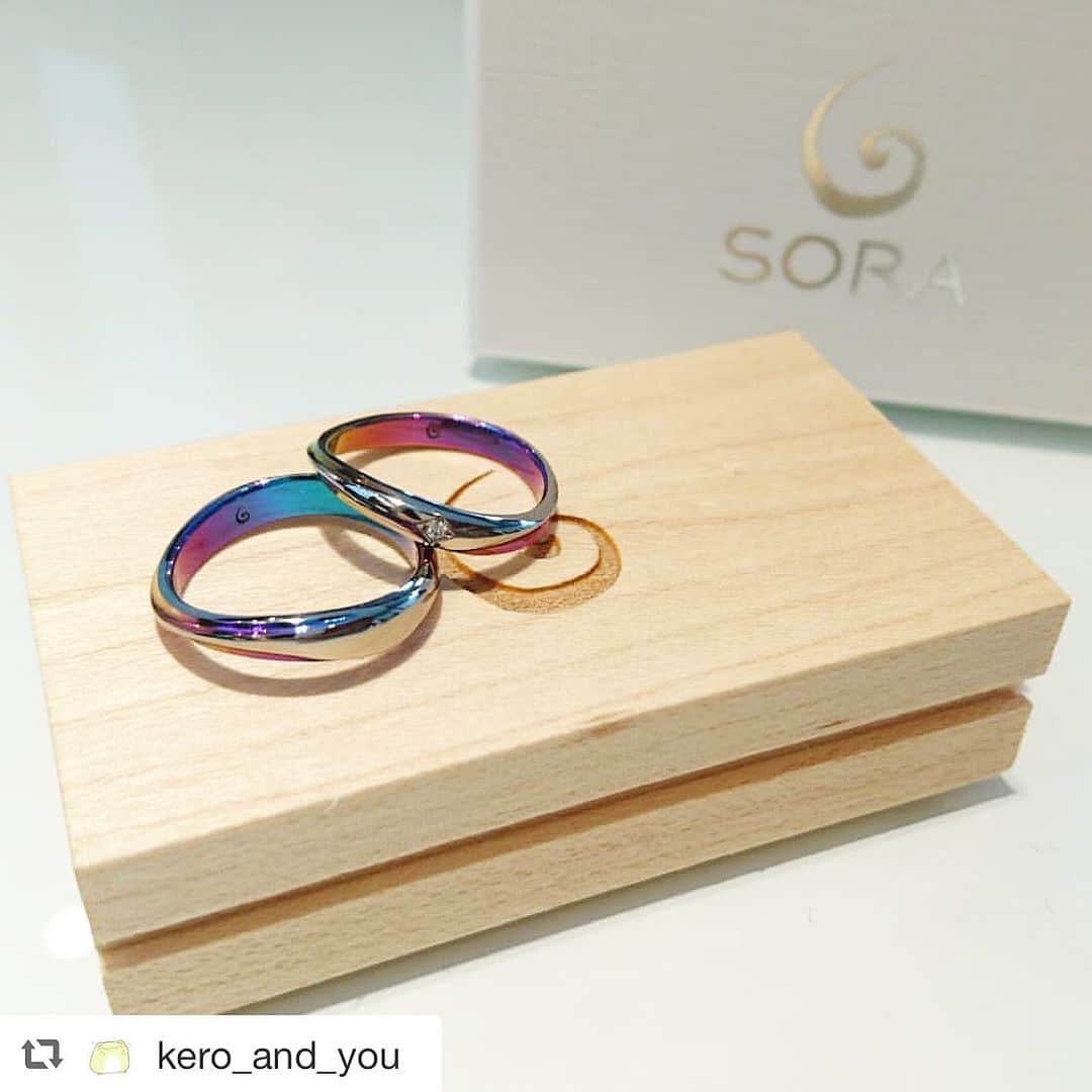 SORA ≪SORA表参道の公式アカウント≫のインスタグラム：「. @sora_omotesando をフォローして、 ぜひ『 #結婚指輪sora 』のハッシュタグを 入れてお写真を投稿してください＊* . こちらのお写真は @kero_and_you さまから リグラムさせていただきます♪ . ･:*+.･:*+.･:*+.･:*+.･:*+.･:*･: 指輪が出来たー！ (っ´꒳`ｃ) 指輪が出来たー！！ (∩ˊ꒳​ˋ∩) 結婚指輪が出来たぞー！！！ ‹‹\(*´꒳`* )/›› ‹‹\( *´꒳`*)/›› . 待望も待望、超待望！ 凄くステキに仕上がりました！ ✨💍✨_:(´///`」 ∠):_ . 悩んだ甲斐あった！ 悩んで良かった！！ . 色味で個性も出せるし、 デザインでも個性が出せるし、 同じデザインのペアリングもステキやし、 きっと違ってもステキやろうな。 (∩ˊ꒳​ˋ∩) . 指輪見る度にニヤニヤしてしまう程 満足してます！ (∩ˊ꒳​ˋ∩)♡ . BIJOUPIKO神戸店のスタッフ様、 丁寧な説明と明るい対応、 ありがとうございました！ (∩ˊ꒳​ˋ∩) . ＳＯＲＡのデザイナー様にも、 ホンマ感謝したい！！ ✨💍✨_:(´///`」 ∠):_ ･:*+.･:*+.･:*+.･:*+.･:*+.･:*･: . #結婚指輪 #婚約指輪 #表参道 #金属アレルギー #金属アレルギー対応 #レアメタル #鍛造  #手作り #手作り指輪 #マリッジリング  #ブライダル #ウェディング #プレ花嫁 #クリエィティブ #デザイン #bridal #wedding #jewelry #ring #weddingring #creative #design #japaneseart #madeinjapan  #サムシングブルー #桜 #sakura #令和 #令和婚」
