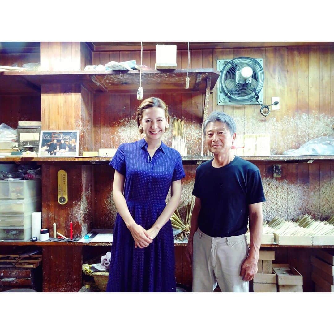 イレーネのインスタグラム：「松井本和蝋燭工房へ  和風総本家でも取り上げられたことのある和蝋燭工房。伊勢志摩サミットの時には、各国の首脳陣へのお土産にも選ばれたんだそう。  絵付け体験、朝顔を頑張って描いてみました。とっても楽しかったです。和蝋燭、ちょっとハマるかも...8月の旅するカンジをお楽しみに  #和蝋燭 #japanesecandlesticks #松井本和蝋燭 #松井本和蝋燭工房 #絵付け体験 #旅するカンジ #キャッチネットワーク #japan #candles」