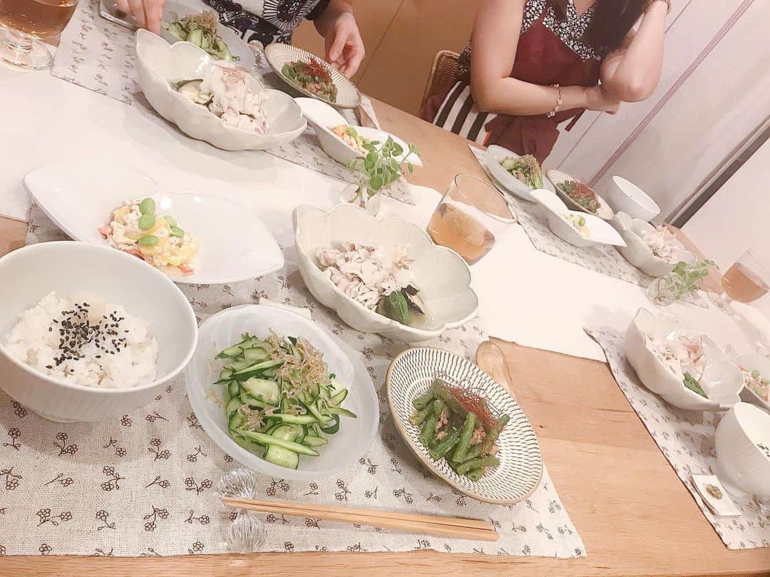 若井久美子さんのインスタグラム写真 - (若井久美子Instagram)「昨日は @akina1117 ちゃん達とお料理教室に行ってきました🍽 ミト先生 @mito_murmures  いつお会いしてもチャーミングで素敵な先生💓 とっても美味しくてアレンジがきくお料理ばかりなので、家ではこの野菜入れてみようかな✨とか考えるのが楽しい!!生姜ご飯も🍚最高に美味しかったー！おかわりしちゃった✨ @akina1117 ちゃんは学生の頃からかれこれ14年くらいのお付き合い。お菓子作りのプロでもあるあきなちゃんの作るお菓子はどれも美味しくて美しくて愛情がつまってるんです💓  #お料理教室  #ミトキッチン #家庭料理教室ミュールミル」7月4日 12時50分 - wakai_kumiko