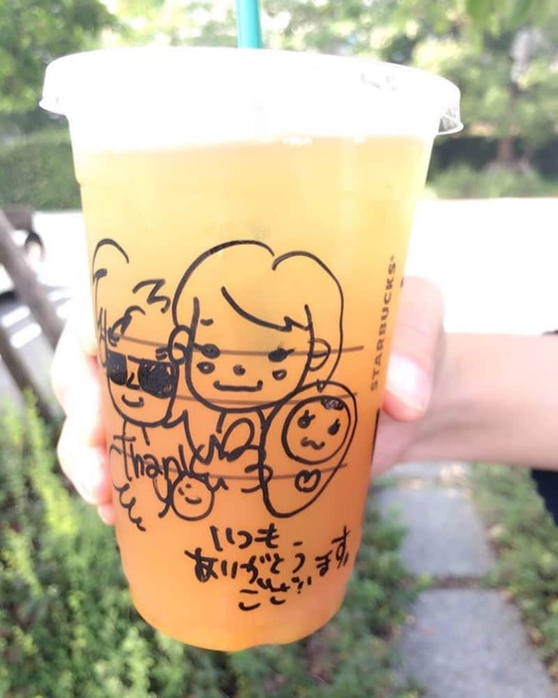 川崎希さんのインスタグラム写真 - (川崎希Instagram)「スタバでフラペチーノ頼んだら似顔絵書いてくれてあってびっくり💓💓💓 前にも書いてもらったお店だから懐かしい〜 #starbucks #2枚目は前に書いてもらったやつ #1ヶ月検診に行く時にスタバ寄った時のやつだから1年半前かな？ #絵のおちびーぬが大きくなってる笑」7月4日 13時01分 - kawasakinozomi