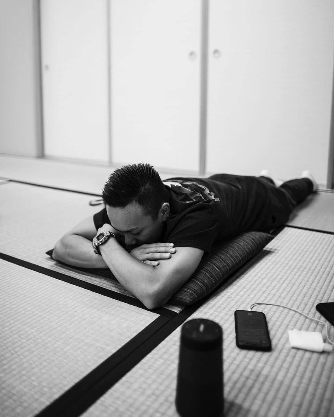 のインスタグラム：「Tatami makes me sleep😴 📸 @littleshao  #redbulldancetour @redbulldance @redbulljapan #bboytaisuke #tatami #japanesestyle」