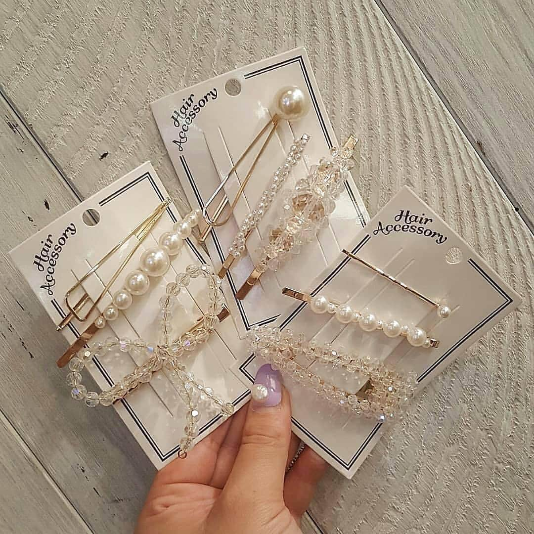 3COINSさんのインスタグラム写真 - (3COINSInstagram)「❋NEW  ACCESSORIES❋﻿ ﻿ 各￥300+TAX﻿ ﻿ 夏にピッタリのクリアビーズアクセが入荷中です！﻿ オシャレ番長、イオンモール与野店noriko( @3coins_yono.noriko )がアレンジと合わせてご紹介中です♪︎﻿ ﻿ 是非参考にしてみてくださいね！﻿ ﻿ ✎︎＿＿＿＿＿＿＿＿＿＿＿＿＿＿＿＿＿＿＿＿＿＿﻿ ﻿ 本日入荷です♡♡﻿﻿ ﻿﻿ クリアビーズのピンは、﻿﻿ 夏にぴったりです😊✨﻿﻿ しかも3本セットで￥300+tax♡♡﻿﻿ ﻿﻿ ﻿﻿ 今日のアレンジはスタッフSeiちゃんです🐰✨﻿﻿ ﻿﻿ ﻿﻿ ﻿﻿ ﻿﻿ ﻿﻿ ※店舗により在庫状況が異なります。お気軽にお近くの店舗までお問い合わせ下さい🙇﻿﻿ ﻿﻿﻿ ﻿﻿﻿ #3COINS#3coins#3coinsplus#イオンモール与野店#スリーコインズ#スリコ#アクセサリー#ショートヘア#ボブ#アッシュ#ヘアピン#ピンアレンジ#パールピン#ビーズピン#簡単アレンジ#外はねアレンジ」7月4日 12時58分 - 3coins_official