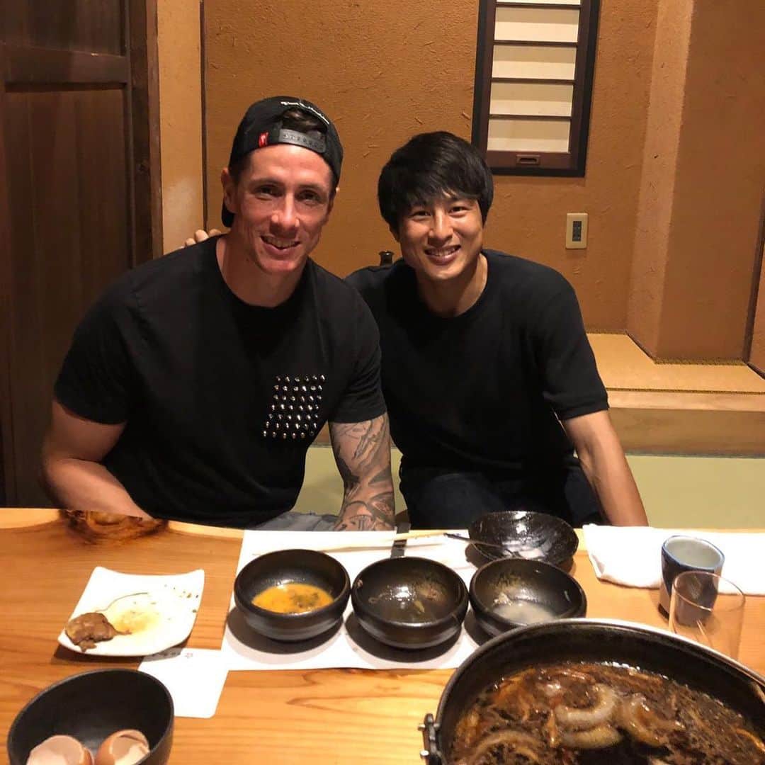 フェルナンド・トーレスのインスタグラム：「Amigos que te regala el fútbol. Gracias por la visita @koheyfoot . Gran cena al estilo japonés #Sukiyaki  #shabushabu  #oishi  Friends that football gives you.  Thanks for the visit @koheyfoot.  Great Japanese style dinner #Sukiyaki  #shabushabu  #oishi」