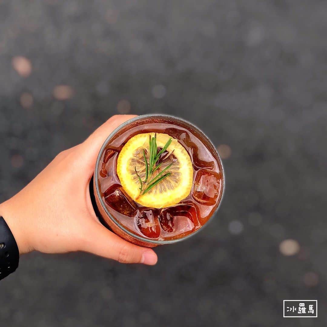 4foodie, for foodieさんのインスタグラム写真 - (4foodie, for foodieInstagram)「📍Taipei, Taiwan 美好年代 / 以下菜色及價位 烤布蕾波波舒芙蕾 $220 美味程度：🌕🌕🌕🌕🌑 💡補充💡珍珠煮得很Q很香！非常有嚼勁而且不會太甜👍🏻搭配舒芙蕾與流下來的醬汁，整體很療癒(˶‾᷄ ⁻̫ ‾᷅˵)珍珠奶茶鬆餅果然是招牌！珍珠真的不會讓人失望🥰🥰🥰 芒果優格舒芙蕾 $260 美味程度：🌕🌕🌕🌕🌑 💡補充💡新鮮大顆的芒果搭配舒芙蕾🥞夏天的口味又來啦🥭🥭🥭芒果控不可錯過！舒芙蕾的口感在中間內餡會比較濕潤一點，芒果非常甜又大顆，搭配優格醬與冰淇淋🍦整體並不會太甜喔🤤 珍珠奶茶義式水餃 $250 美味程度：🌕🌕🌕🌗🌑 💡補充💡這也太酷！從沒在水餃裡面吃過珍珠😂😂😂餃子皮還滿有嚼勁的，不過口感吃起來還滿有趣的～搭配奶茶卡士達醬，整體吃下來很像珍珠配燒餅😂🤪很難形容，大家自己去吃看看啦o(*////▽////*)q 花生煉乳麻糬舒芙蕾 $230 美味程度：🌕🌕🌕🌕🌑 💡補充💡我自己超愛花生🥜當然不能錯過花生鬆餅🥞花生醬給的不手軟！花生粉也在外圈鋪好鋪滿🤤整個搭配內餡麻糬一起吃，層次感十足👍🏻 青檸鮮蝦時蔬義大利麵 $280 美味程度：🌕🌕🌕🌗🌑 💡補充💡麵條滿Q的，整體口味很清爽開胃，搭配檸檬片與鮮蝦，夏天的義大利麵🍝如果覺得不夠酸可以再擠檸檬汁加重口味喔🍋 起士漢堡 $250 美味程度：🌕🌕🌕🌑🌑 💡補充💡我們有要求加太陽蛋是加價$10元喔🍳漢堡蠻大一份的，肉排的部分沒有想像中的多汁跟鮮甜，不過旁邊沙拉跟薯條都還不錯👌🏻 芒果冰沙 $200 美味程度：🌕🌕🌕🌕🌑 💡補充💡芒果的飲品真的是給的不嫌多🥭🥭🥰底下搭配奶蓋醬，讓平凡的冰沙多了點層次感！整體喝起來很涼爽❄️ 冰羅馬 $150 美味程度：🌕🌕🌕🌑🌑 💡補充💡以檸檬汁、氣泡飲與咖啡濃縮組成的飲料，比一般咖啡來得有趣，不過口味還是見仁見智，我個人還好，我朋友還滿喜歡💕 整體 環境衛生：🌕🌕🌕🌕🌑 服務態度：🌕🌕🌕🌕🌑 再訪意願：🌕🌕🌕🌕🌑 🗺台北市大安區大安路一段52巷23號 🚇捷運忠孝復興站5號出口 ☎️(02)2775-3393 ⏰11:00-22:00 🍽2019.06.30到訪用餐 #4foodie #4foodieintaipei #東區甜點 #東區鬆餅 #台北鬆餅 #bobalife #boba #台北美食 #4foodie忠孝復興站 #美好年代 #珍珠奶茶鬆餅 #東區美食 #taipei #4foodieforfoodie #4foodieintaipei ©版權所有，不得轉載copyrights reserved」7月4日 13時00分 - 4foodie