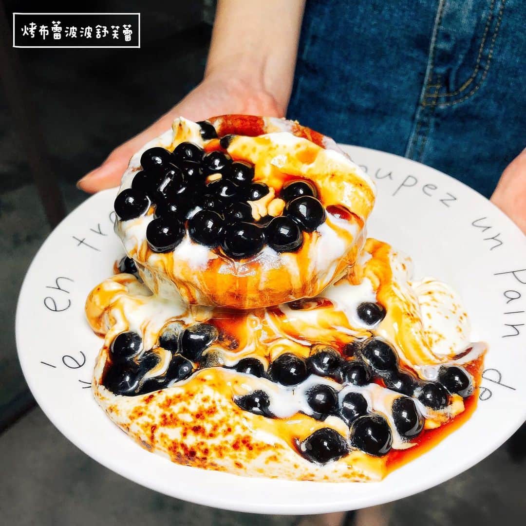 4foodie, for foodieさんのインスタグラム写真 - (4foodie, for foodieInstagram)「📍Taipei, Taiwan 美好年代 / 以下菜色及價位 烤布蕾波波舒芙蕾 $220 美味程度：🌕🌕🌕🌕🌑 💡補充💡珍珠煮得很Q很香！非常有嚼勁而且不會太甜👍🏻搭配舒芙蕾與流下來的醬汁，整體很療癒(˶‾᷄ ⁻̫ ‾᷅˵)珍珠奶茶鬆餅果然是招牌！珍珠真的不會讓人失望🥰🥰🥰 芒果優格舒芙蕾 $260 美味程度：🌕🌕🌕🌕🌑 💡補充💡新鮮大顆的芒果搭配舒芙蕾🥞夏天的口味又來啦🥭🥭🥭芒果控不可錯過！舒芙蕾的口感在中間內餡會比較濕潤一點，芒果非常甜又大顆，搭配優格醬與冰淇淋🍦整體並不會太甜喔🤤 珍珠奶茶義式水餃 $250 美味程度：🌕🌕🌕🌗🌑 💡補充💡這也太酷！從沒在水餃裡面吃過珍珠😂😂😂餃子皮還滿有嚼勁的，不過口感吃起來還滿有趣的～搭配奶茶卡士達醬，整體吃下來很像珍珠配燒餅😂🤪很難形容，大家自己去吃看看啦o(*////▽////*)q 花生煉乳麻糬舒芙蕾 $230 美味程度：🌕🌕🌕🌕🌑 💡補充💡我自己超愛花生🥜當然不能錯過花生鬆餅🥞花生醬給的不手軟！花生粉也在外圈鋪好鋪滿🤤整個搭配內餡麻糬一起吃，層次感十足👍🏻 青檸鮮蝦時蔬義大利麵 $280 美味程度：🌕🌕🌕🌗🌑 💡補充💡麵條滿Q的，整體口味很清爽開胃，搭配檸檬片與鮮蝦，夏天的義大利麵🍝如果覺得不夠酸可以再擠檸檬汁加重口味喔🍋 起士漢堡 $250 美味程度：🌕🌕🌕🌑🌑 💡補充💡我們有要求加太陽蛋是加價$10元喔🍳漢堡蠻大一份的，肉排的部分沒有想像中的多汁跟鮮甜，不過旁邊沙拉跟薯條都還不錯👌🏻 芒果冰沙 $200 美味程度：🌕🌕🌕🌕🌑 💡補充💡芒果的飲品真的是給的不嫌多🥭🥭🥰底下搭配奶蓋醬，讓平凡的冰沙多了點層次感！整體喝起來很涼爽❄️ 冰羅馬 $150 美味程度：🌕🌕🌕🌑🌑 💡補充💡以檸檬汁、氣泡飲與咖啡濃縮組成的飲料，比一般咖啡來得有趣，不過口味還是見仁見智，我個人還好，我朋友還滿喜歡💕 整體 環境衛生：🌕🌕🌕🌕🌑 服務態度：🌕🌕🌕🌕🌑 再訪意願：🌕🌕🌕🌕🌑 🗺台北市大安區大安路一段52巷23號 🚇捷運忠孝復興站5號出口 ☎️(02)2775-3393 ⏰11:00-22:00 🍽2019.06.30到訪用餐 #4foodie #4foodieintaipei #東區甜點 #東區鬆餅 #台北鬆餅 #bobalife #boba #台北美食 #4foodie忠孝復興站 #美好年代 #珍珠奶茶鬆餅 #東區美食 #taipei #4foodieforfoodie #4foodieintaipei ©版權所有，不得轉載copyrights reserved」7月4日 13時00分 - 4foodie