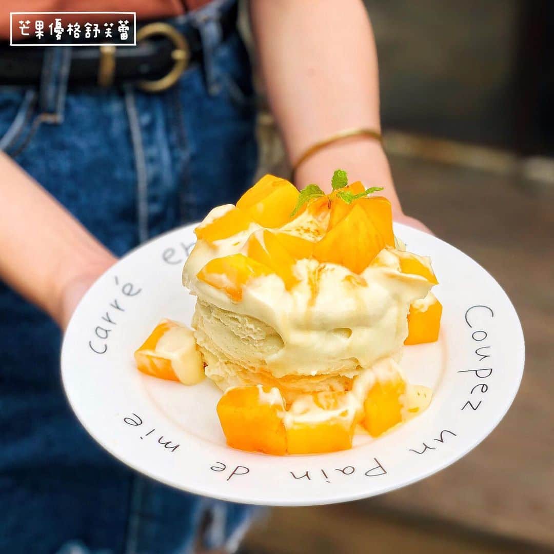 4foodie, for foodieさんのインスタグラム写真 - (4foodie, for foodieInstagram)「📍Taipei, Taiwan 美好年代 / 以下菜色及價位 烤布蕾波波舒芙蕾 $220 美味程度：🌕🌕🌕🌕🌑 💡補充💡珍珠煮得很Q很香！非常有嚼勁而且不會太甜👍🏻搭配舒芙蕾與流下來的醬汁，整體很療癒(˶‾᷄ ⁻̫ ‾᷅˵)珍珠奶茶鬆餅果然是招牌！珍珠真的不會讓人失望🥰🥰🥰 芒果優格舒芙蕾 $260 美味程度：🌕🌕🌕🌕🌑 💡補充💡新鮮大顆的芒果搭配舒芙蕾🥞夏天的口味又來啦🥭🥭🥭芒果控不可錯過！舒芙蕾的口感在中間內餡會比較濕潤一點，芒果非常甜又大顆，搭配優格醬與冰淇淋🍦整體並不會太甜喔🤤 珍珠奶茶義式水餃 $250 美味程度：🌕🌕🌕🌗🌑 💡補充💡這也太酷！從沒在水餃裡面吃過珍珠😂😂😂餃子皮還滿有嚼勁的，不過口感吃起來還滿有趣的～搭配奶茶卡士達醬，整體吃下來很像珍珠配燒餅😂🤪很難形容，大家自己去吃看看啦o(*////▽////*)q 花生煉乳麻糬舒芙蕾 $230 美味程度：🌕🌕🌕🌕🌑 💡補充💡我自己超愛花生🥜當然不能錯過花生鬆餅🥞花生醬給的不手軟！花生粉也在外圈鋪好鋪滿🤤整個搭配內餡麻糬一起吃，層次感十足👍🏻 青檸鮮蝦時蔬義大利麵 $280 美味程度：🌕🌕🌕🌗🌑 💡補充💡麵條滿Q的，整體口味很清爽開胃，搭配檸檬片與鮮蝦，夏天的義大利麵🍝如果覺得不夠酸可以再擠檸檬汁加重口味喔🍋 起士漢堡 $250 美味程度：🌕🌕🌕🌑🌑 💡補充💡我們有要求加太陽蛋是加價$10元喔🍳漢堡蠻大一份的，肉排的部分沒有想像中的多汁跟鮮甜，不過旁邊沙拉跟薯條都還不錯👌🏻 芒果冰沙 $200 美味程度：🌕🌕🌕🌕🌑 💡補充💡芒果的飲品真的是給的不嫌多🥭🥭🥰底下搭配奶蓋醬，讓平凡的冰沙多了點層次感！整體喝起來很涼爽❄️ 冰羅馬 $150 美味程度：🌕🌕🌕🌑🌑 💡補充💡以檸檬汁、氣泡飲與咖啡濃縮組成的飲料，比一般咖啡來得有趣，不過口味還是見仁見智，我個人還好，我朋友還滿喜歡💕 整體 環境衛生：🌕🌕🌕🌕🌑 服務態度：🌕🌕🌕🌕🌑 再訪意願：🌕🌕🌕🌕🌑 🗺台北市大安區大安路一段52巷23號 🚇捷運忠孝復興站5號出口 ☎️(02)2775-3393 ⏰11:00-22:00 🍽2019.06.30到訪用餐 #4foodie #4foodieintaipei #東區甜點 #東區鬆餅 #台北鬆餅 #bobalife #boba #台北美食 #4foodie忠孝復興站 #美好年代 #珍珠奶茶鬆餅 #東區美食 #taipei #4foodieforfoodie #4foodieintaipei ©版權所有，不得轉載copyrights reserved」7月4日 13時00分 - 4foodie
