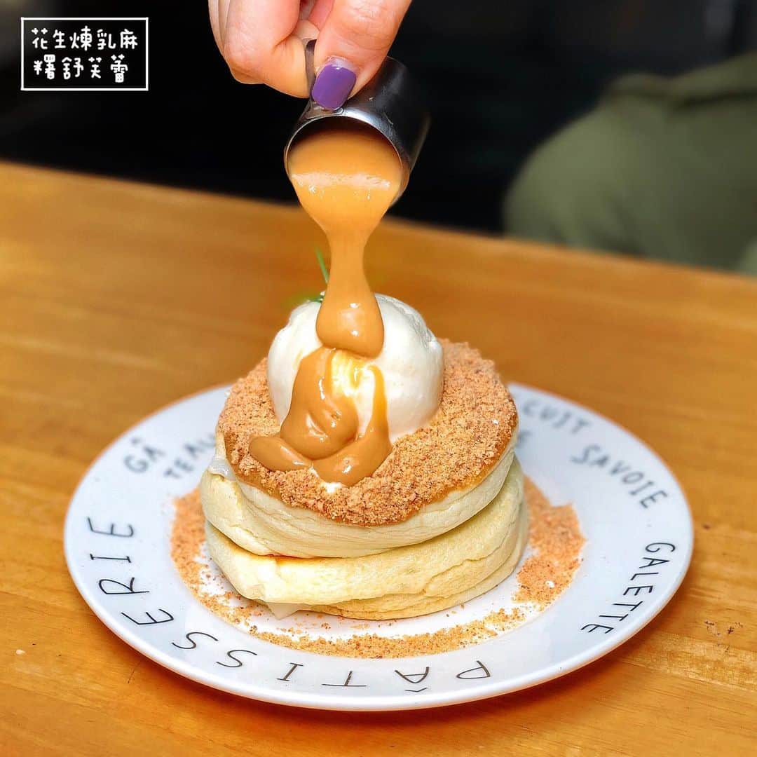 4foodie, for foodieさんのインスタグラム写真 - (4foodie, for foodieInstagram)「📍Taipei, Taiwan 美好年代 / 以下菜色及價位 烤布蕾波波舒芙蕾 $220 美味程度：🌕🌕🌕🌕🌑 💡補充💡珍珠煮得很Q很香！非常有嚼勁而且不會太甜👍🏻搭配舒芙蕾與流下來的醬汁，整體很療癒(˶‾᷄ ⁻̫ ‾᷅˵)珍珠奶茶鬆餅果然是招牌！珍珠真的不會讓人失望🥰🥰🥰 芒果優格舒芙蕾 $260 美味程度：🌕🌕🌕🌕🌑 💡補充💡新鮮大顆的芒果搭配舒芙蕾🥞夏天的口味又來啦🥭🥭🥭芒果控不可錯過！舒芙蕾的口感在中間內餡會比較濕潤一點，芒果非常甜又大顆，搭配優格醬與冰淇淋🍦整體並不會太甜喔🤤 珍珠奶茶義式水餃 $250 美味程度：🌕🌕🌕🌗🌑 💡補充💡這也太酷！從沒在水餃裡面吃過珍珠😂😂😂餃子皮還滿有嚼勁的，不過口感吃起來還滿有趣的～搭配奶茶卡士達醬，整體吃下來很像珍珠配燒餅😂🤪很難形容，大家自己去吃看看啦o(*////▽////*)q 花生煉乳麻糬舒芙蕾 $230 美味程度：🌕🌕🌕🌕🌑 💡補充💡我自己超愛花生🥜當然不能錯過花生鬆餅🥞花生醬給的不手軟！花生粉也在外圈鋪好鋪滿🤤整個搭配內餡麻糬一起吃，層次感十足👍🏻 青檸鮮蝦時蔬義大利麵 $280 美味程度：🌕🌕🌕🌗🌑 💡補充💡麵條滿Q的，整體口味很清爽開胃，搭配檸檬片與鮮蝦，夏天的義大利麵🍝如果覺得不夠酸可以再擠檸檬汁加重口味喔🍋 起士漢堡 $250 美味程度：🌕🌕🌕🌑🌑 💡補充💡我們有要求加太陽蛋是加價$10元喔🍳漢堡蠻大一份的，肉排的部分沒有想像中的多汁跟鮮甜，不過旁邊沙拉跟薯條都還不錯👌🏻 芒果冰沙 $200 美味程度：🌕🌕🌕🌕🌑 💡補充💡芒果的飲品真的是給的不嫌多🥭🥭🥰底下搭配奶蓋醬，讓平凡的冰沙多了點層次感！整體喝起來很涼爽❄️ 冰羅馬 $150 美味程度：🌕🌕🌕🌑🌑 💡補充💡以檸檬汁、氣泡飲與咖啡濃縮組成的飲料，比一般咖啡來得有趣，不過口味還是見仁見智，我個人還好，我朋友還滿喜歡💕 整體 環境衛生：🌕🌕🌕🌕🌑 服務態度：🌕🌕🌕🌕🌑 再訪意願：🌕🌕🌕🌕🌑 🗺台北市大安區大安路一段52巷23號 🚇捷運忠孝復興站5號出口 ☎️(02)2775-3393 ⏰11:00-22:00 🍽2019.06.30到訪用餐 #4foodie #4foodieintaipei #東區甜點 #東區鬆餅 #台北鬆餅 #bobalife #boba #台北美食 #4foodie忠孝復興站 #美好年代 #珍珠奶茶鬆餅 #東區美食 #taipei #4foodieforfoodie #4foodieintaipei ©版權所有，不得轉載copyrights reserved」7月4日 13時00分 - 4foodie