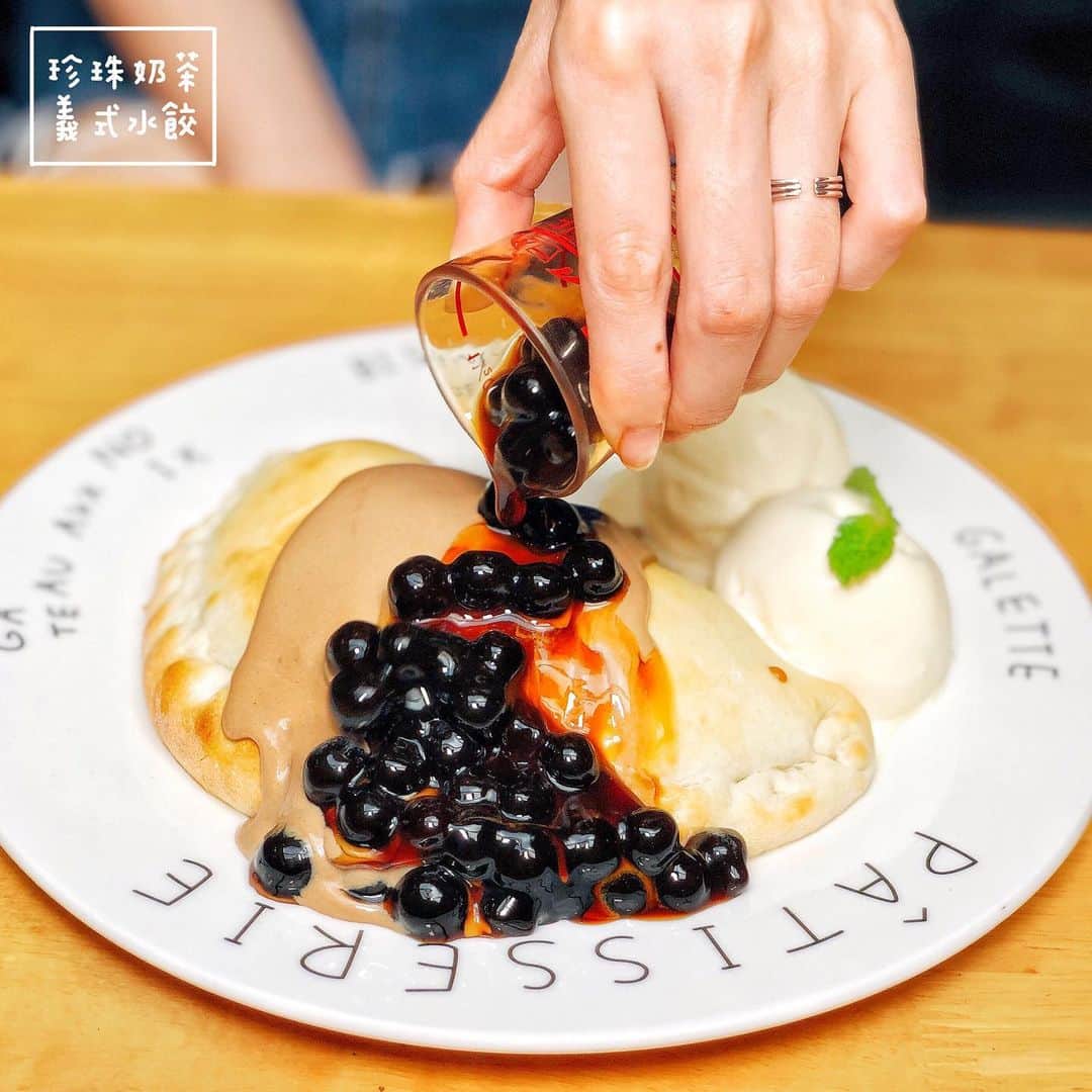 4foodie, for foodieさんのインスタグラム写真 - (4foodie, for foodieInstagram)「📍Taipei, Taiwan 美好年代 / 以下菜色及價位 烤布蕾波波舒芙蕾 $220 美味程度：🌕🌕🌕🌕🌑 💡補充💡珍珠煮得很Q很香！非常有嚼勁而且不會太甜👍🏻搭配舒芙蕾與流下來的醬汁，整體很療癒(˶‾᷄ ⁻̫ ‾᷅˵)珍珠奶茶鬆餅果然是招牌！珍珠真的不會讓人失望🥰🥰🥰 芒果優格舒芙蕾 $260 美味程度：🌕🌕🌕🌕🌑 💡補充💡新鮮大顆的芒果搭配舒芙蕾🥞夏天的口味又來啦🥭🥭🥭芒果控不可錯過！舒芙蕾的口感在中間內餡會比較濕潤一點，芒果非常甜又大顆，搭配優格醬與冰淇淋🍦整體並不會太甜喔🤤 珍珠奶茶義式水餃 $250 美味程度：🌕🌕🌕🌗🌑 💡補充💡這也太酷！從沒在水餃裡面吃過珍珠😂😂😂餃子皮還滿有嚼勁的，不過口感吃起來還滿有趣的～搭配奶茶卡士達醬，整體吃下來很像珍珠配燒餅😂🤪很難形容，大家自己去吃看看啦o(*////▽////*)q 花生煉乳麻糬舒芙蕾 $230 美味程度：🌕🌕🌕🌕🌑 💡補充💡我自己超愛花生🥜當然不能錯過花生鬆餅🥞花生醬給的不手軟！花生粉也在外圈鋪好鋪滿🤤整個搭配內餡麻糬一起吃，層次感十足👍🏻 青檸鮮蝦時蔬義大利麵 $280 美味程度：🌕🌕🌕🌗🌑 💡補充💡麵條滿Q的，整體口味很清爽開胃，搭配檸檬片與鮮蝦，夏天的義大利麵🍝如果覺得不夠酸可以再擠檸檬汁加重口味喔🍋 起士漢堡 $250 美味程度：🌕🌕🌕🌑🌑 💡補充💡我們有要求加太陽蛋是加價$10元喔🍳漢堡蠻大一份的，肉排的部分沒有想像中的多汁跟鮮甜，不過旁邊沙拉跟薯條都還不錯👌🏻 芒果冰沙 $200 美味程度：🌕🌕🌕🌕🌑 💡補充💡芒果的飲品真的是給的不嫌多🥭🥭🥰底下搭配奶蓋醬，讓平凡的冰沙多了點層次感！整體喝起來很涼爽❄️ 冰羅馬 $150 美味程度：🌕🌕🌕🌑🌑 💡補充💡以檸檬汁、氣泡飲與咖啡濃縮組成的飲料，比一般咖啡來得有趣，不過口味還是見仁見智，我個人還好，我朋友還滿喜歡💕 整體 環境衛生：🌕🌕🌕🌕🌑 服務態度：🌕🌕🌕🌕🌑 再訪意願：🌕🌕🌕🌕🌑 🗺台北市大安區大安路一段52巷23號 🚇捷運忠孝復興站5號出口 ☎️(02)2775-3393 ⏰11:00-22:00 🍽2019.06.30到訪用餐 #4foodie #4foodieintaipei #東區甜點 #東區鬆餅 #台北鬆餅 #bobalife #boba #台北美食 #4foodie忠孝復興站 #美好年代 #珍珠奶茶鬆餅 #東區美食 #taipei #4foodieforfoodie #4foodieintaipei ©版權所有，不得轉載copyrights reserved」7月4日 13時00分 - 4foodie
