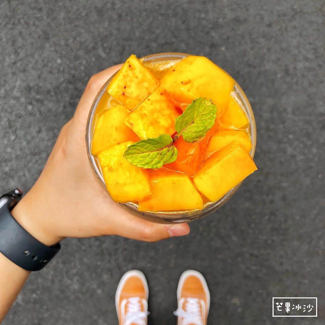 4foodie, for foodieさんのインスタグラム写真 - (4foodie, for foodieInstagram)「📍Taipei, Taiwan 美好年代 / 以下菜色及價位 烤布蕾波波舒芙蕾 $220 美味程度：🌕🌕🌕🌕🌑 💡補充💡珍珠煮得很Q很香！非常有嚼勁而且不會太甜👍🏻搭配舒芙蕾與流下來的醬汁，整體很療癒(˶‾᷄ ⁻̫ ‾᷅˵)珍珠奶茶鬆餅果然是招牌！珍珠真的不會讓人失望🥰🥰🥰 芒果優格舒芙蕾 $260 美味程度：🌕🌕🌕🌕🌑 💡補充💡新鮮大顆的芒果搭配舒芙蕾🥞夏天的口味又來啦🥭🥭🥭芒果控不可錯過！舒芙蕾的口感在中間內餡會比較濕潤一點，芒果非常甜又大顆，搭配優格醬與冰淇淋🍦整體並不會太甜喔🤤 珍珠奶茶義式水餃 $250 美味程度：🌕🌕🌕🌗🌑 💡補充💡這也太酷！從沒在水餃裡面吃過珍珠😂😂😂餃子皮還滿有嚼勁的，不過口感吃起來還滿有趣的～搭配奶茶卡士達醬，整體吃下來很像珍珠配燒餅😂🤪很難形容，大家自己去吃看看啦o(*////▽////*)q 花生煉乳麻糬舒芙蕾 $230 美味程度：🌕🌕🌕🌕🌑 💡補充💡我自己超愛花生🥜當然不能錯過花生鬆餅🥞花生醬給的不手軟！花生粉也在外圈鋪好鋪滿🤤整個搭配內餡麻糬一起吃，層次感十足👍🏻 青檸鮮蝦時蔬義大利麵 $280 美味程度：🌕🌕🌕🌗🌑 💡補充💡麵條滿Q的，整體口味很清爽開胃，搭配檸檬片與鮮蝦，夏天的義大利麵🍝如果覺得不夠酸可以再擠檸檬汁加重口味喔🍋 起士漢堡 $250 美味程度：🌕🌕🌕🌑🌑 💡補充💡我們有要求加太陽蛋是加價$10元喔🍳漢堡蠻大一份的，肉排的部分沒有想像中的多汁跟鮮甜，不過旁邊沙拉跟薯條都還不錯👌🏻 芒果冰沙 $200 美味程度：🌕🌕🌕🌕🌑 💡補充💡芒果的飲品真的是給的不嫌多🥭🥭🥰底下搭配奶蓋醬，讓平凡的冰沙多了點層次感！整體喝起來很涼爽❄️ 冰羅馬 $150 美味程度：🌕🌕🌕🌑🌑 💡補充💡以檸檬汁、氣泡飲與咖啡濃縮組成的飲料，比一般咖啡來得有趣，不過口味還是見仁見智，我個人還好，我朋友還滿喜歡💕 整體 環境衛生：🌕🌕🌕🌕🌑 服務態度：🌕🌕🌕🌕🌑 再訪意願：🌕🌕🌕🌕🌑 🗺台北市大安區大安路一段52巷23號 🚇捷運忠孝復興站5號出口 ☎️(02)2775-3393 ⏰11:00-22:00 🍽2019.06.30到訪用餐 #4foodie #4foodieintaipei #東區甜點 #東區鬆餅 #台北鬆餅 #bobalife #boba #台北美食 #4foodie忠孝復興站 #美好年代 #珍珠奶茶鬆餅 #東區美食 #taipei #4foodieforfoodie #4foodieintaipei ©版權所有，不得轉載copyrights reserved」7月4日 13時00分 - 4foodie