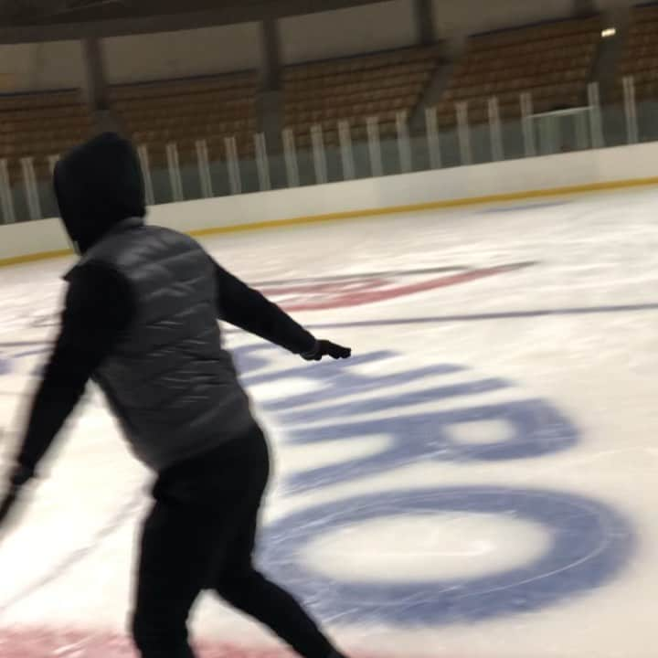 柴田嶺のインスタグラム：「Spinspinspin🌀 #fun#spin#backscratchspin#skate#figureskate#jacksonfamily#jacksonskates#hometown#hokkaido#柴田嶺」