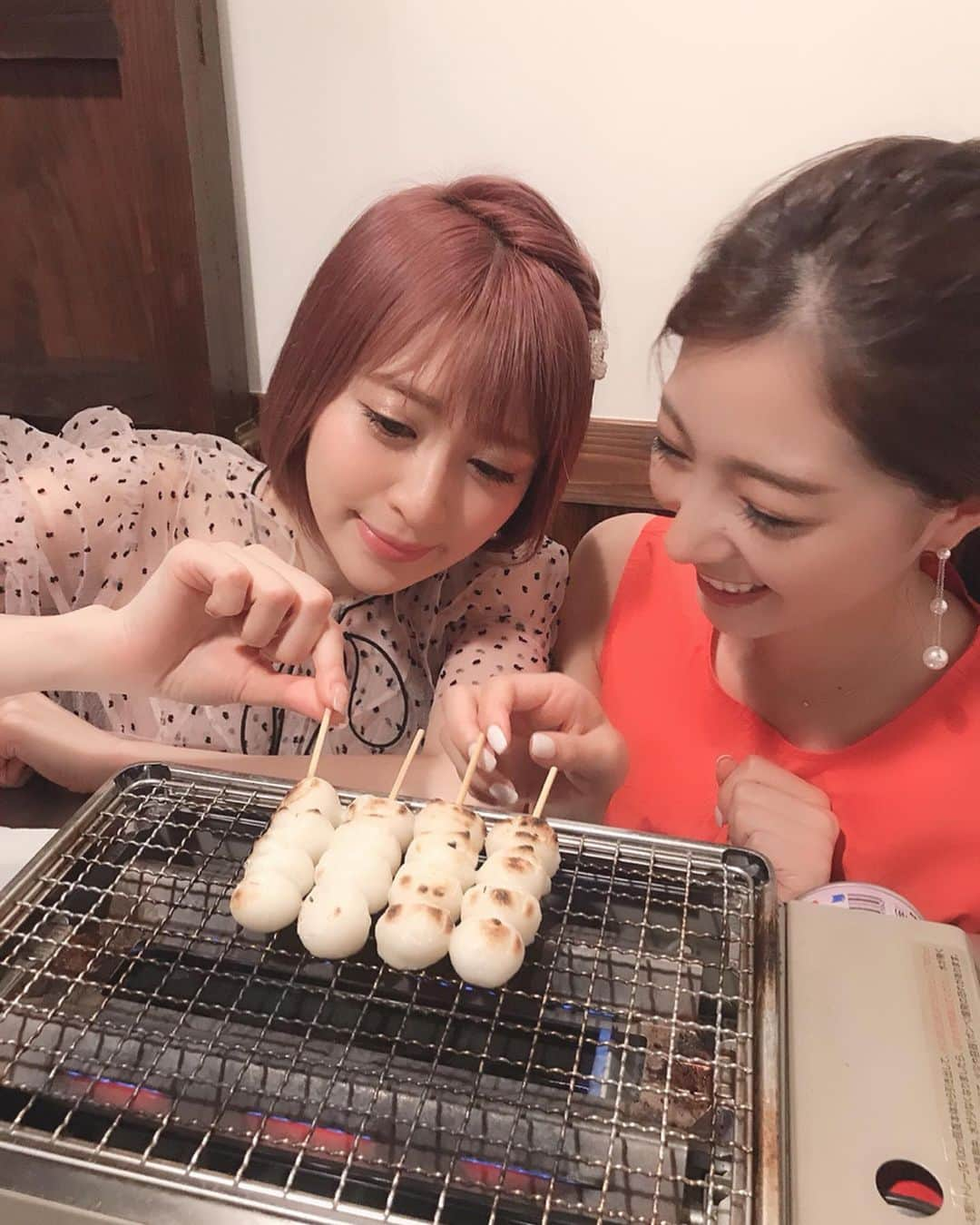 新部宏美さんのインスタグラム写真 - (新部宏美Instagram)「江口だんごさんで焼き団子作りを体験しました🍡 自分で作ったお団子は少しいびつだけど愛着が湧いて世界一美味しかったです😊💗 * そしてランチは海辺のキッチン倶楽部もくへいったよ🧜🏻‍♀️💚💚💚ここでは地元の海藻料理を堪能したの😳 鯛赤飯、もずく汁、味付えご、笠島のっぺと初めて食べるものも多くて新鮮でした❣️ * 最後は長岡駅近くにある#酒蔵資料館瓢亭 へ😍吉乃川という新潟の地酒を飲み比べしたのっ🤤💕 やっぱり新潟といったら日本酒だなあ〜〜🍶美味しすぎたのでお土産に買って東京のお友達にもすぐ味わってもらいました😂✨✨✨ 今回の旅で新潟の魅力をたくさん知ることができました🥰また行きたいなぁ💗 * * * #いいね新潟#日本海美食旅#ガストロノミー#新潟観光#食景色#新潟のつかいかた」7月4日 13時05分 - piromin_1202