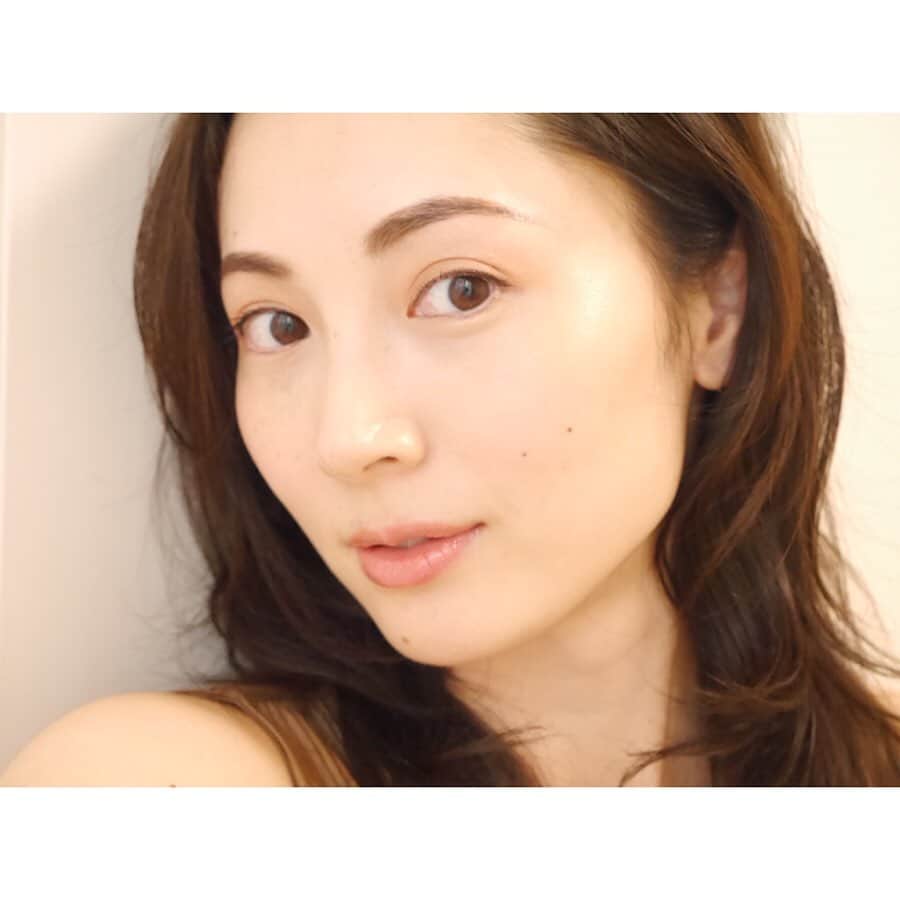 日高薫のインスタグラム：「私の口紅苦手を克服してくれたOPERAのリップカラー💄💋 使い切りたいと思えるほど自然な着け心地とほんのり色づくところがお気に入り😘  #opera #lipstick#オペラrリップティントn #101ルーセントピンク  #makeup #make #beauty #instabeauty #ママメイク #大人メイク #エレガントメイク #basic#美容 #美 #ナチュラルメイク #メイク #メイクアップ #💄 #💋」