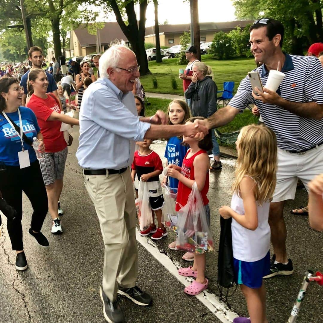 バーニー・サンダースさんのインスタグラム写真 - (バーニー・サンダースInstagram)「Getting our steps in!  A pleasure to meet you at the West Des Moines Independence Day Parade.」7月4日 13時19分 - berniesanders