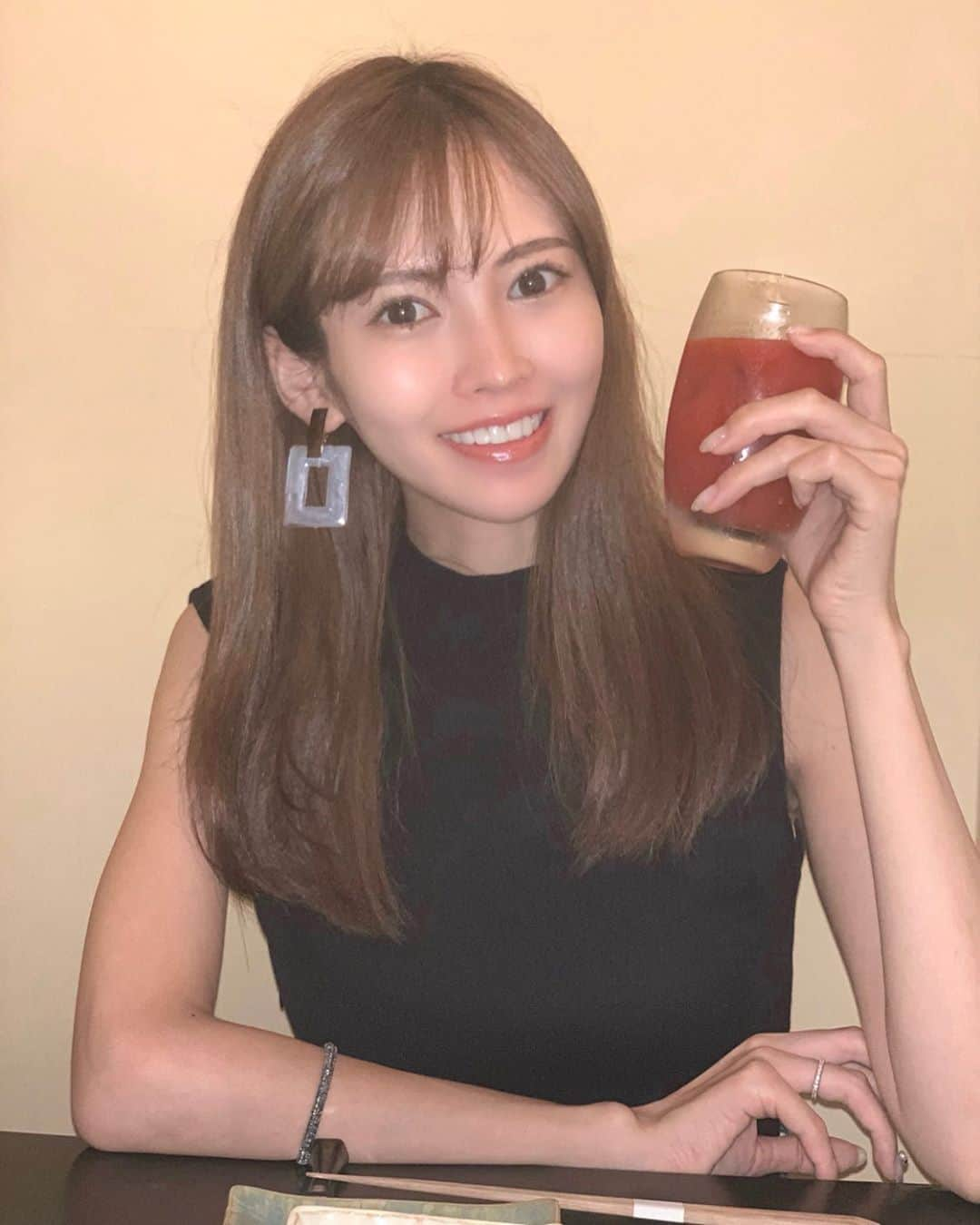 清水愛美さんのインスタグラム写真 - (清水愛美Instagram)「トマトジュースで乾杯😋💕 好きすぎる🍅 * 久々にがいがいへ 行けたよっっ！ 店員さんとも仲良しだし、 落ち着くー🤤💕 * #麻布十番 #がいがい #麻布十番がいがい #焼き鳥 #ディナー #贅沢」7月4日 13時13分 - manami_s0902