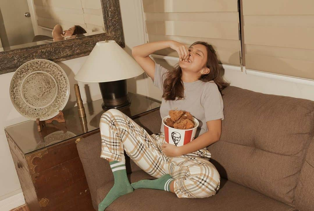 Kathryn Bernardoさんのインスタグラム写真 - (Kathryn BernardoInstagram)「Why settle for one piece when you can have one bucket?!! 🍗😜 @kfcphilippines」7月4日 13時14分 - bernardokath