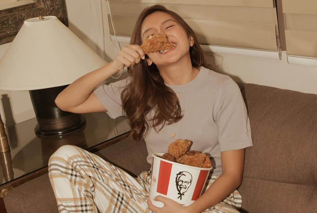 Kathryn Bernardoさんのインスタグラム写真 - (Kathryn BernardoInstagram)「Why settle for one piece when you can have one bucket?!! 🍗😜 @kfcphilippines」7月4日 13時14分 - bernardokath