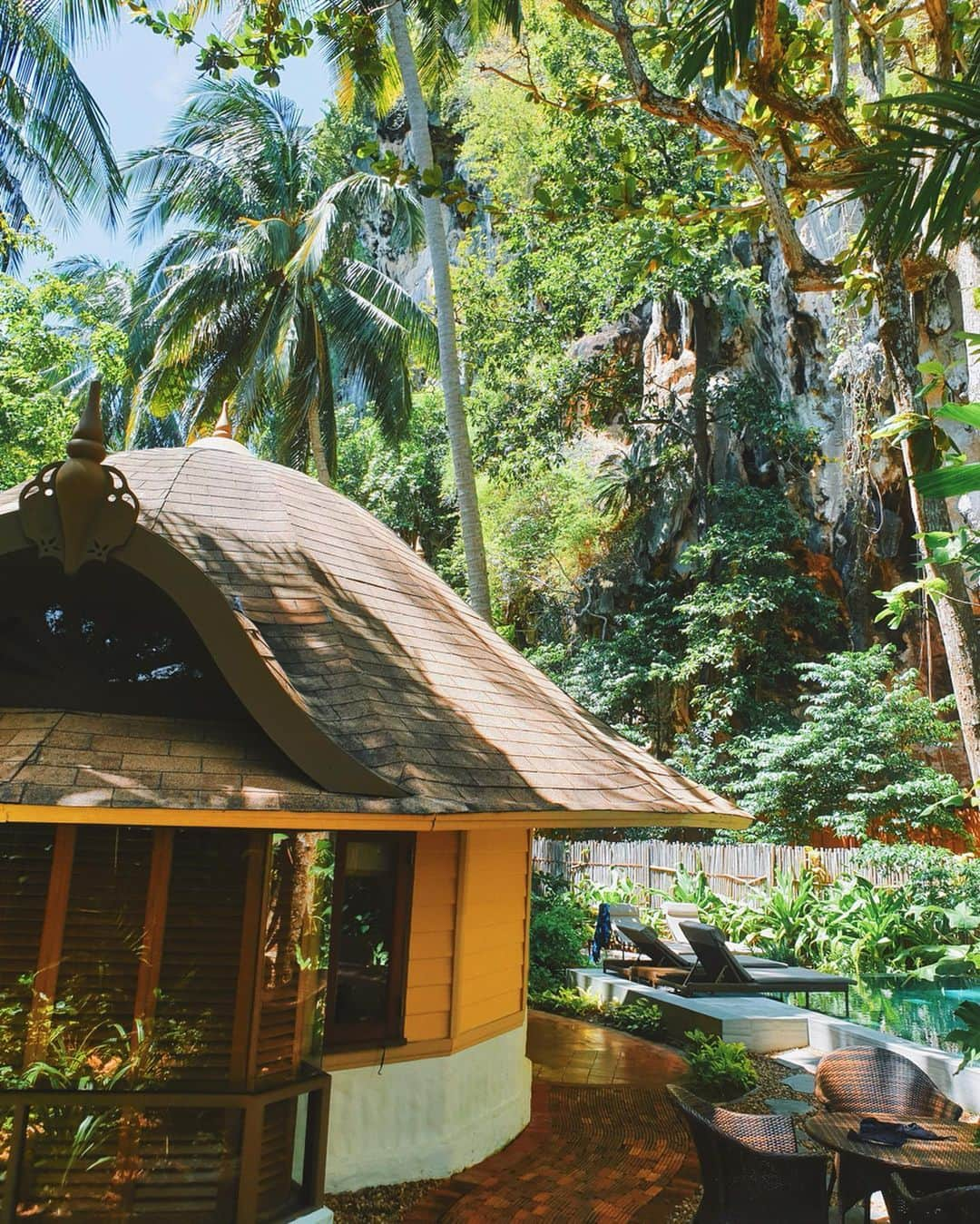 Amata Chittaseneeさんのインスタグラム写真 - (Amata ChittaseneeInstagram)「Living in greens 🙋🏻‍♀️ @rayavadee_krabi 🌳🍄🐛 #krabi #Thailand #pearypieamazingthailand」7月4日 13時22分 - pearypie