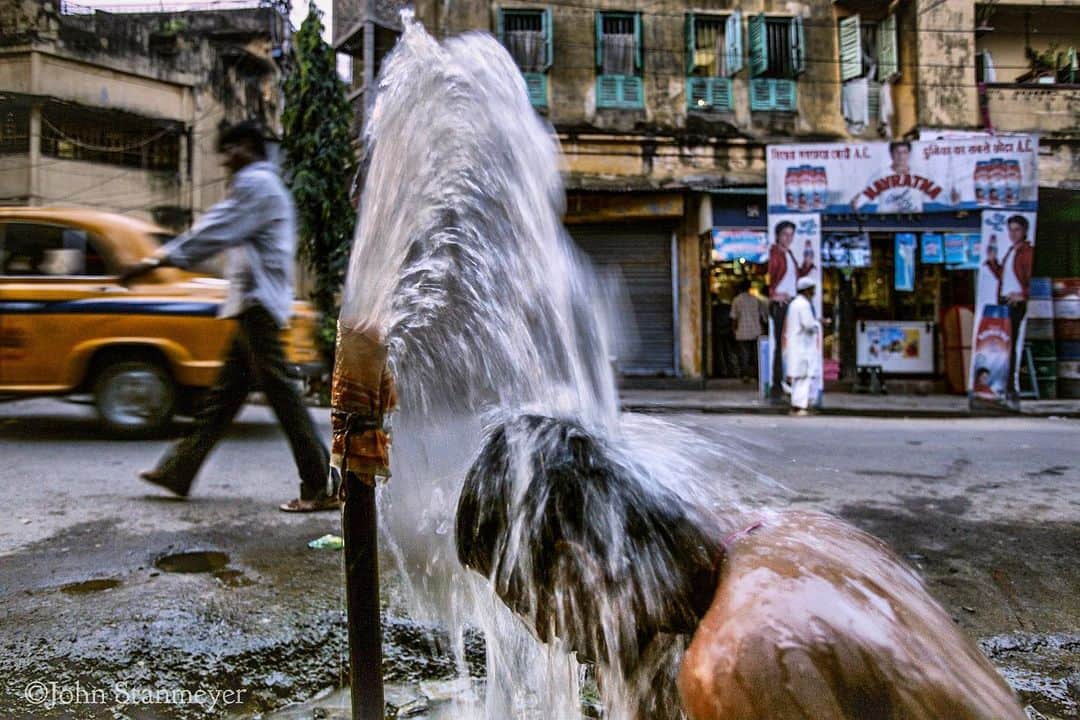 ジョン・スタンメイヤーさんのインスタグラム写真 - (ジョン・スタンメイヤーInstagram)「Another moment from one of many in India, where everything and everywhere becomes layered in something strangely amazing. I’m having a pull to return, even though I was there only a few months ago. This photo was in Kolkata while working on the @natgeo #bedlamintheblood, a global story about malaria. - @natgeo @natgeoimagecollection #india #kolkata #water #ambassadortaxi #streettheater #fromthearchive #missingindia」7月4日 13時23分 - johnstanmeyer