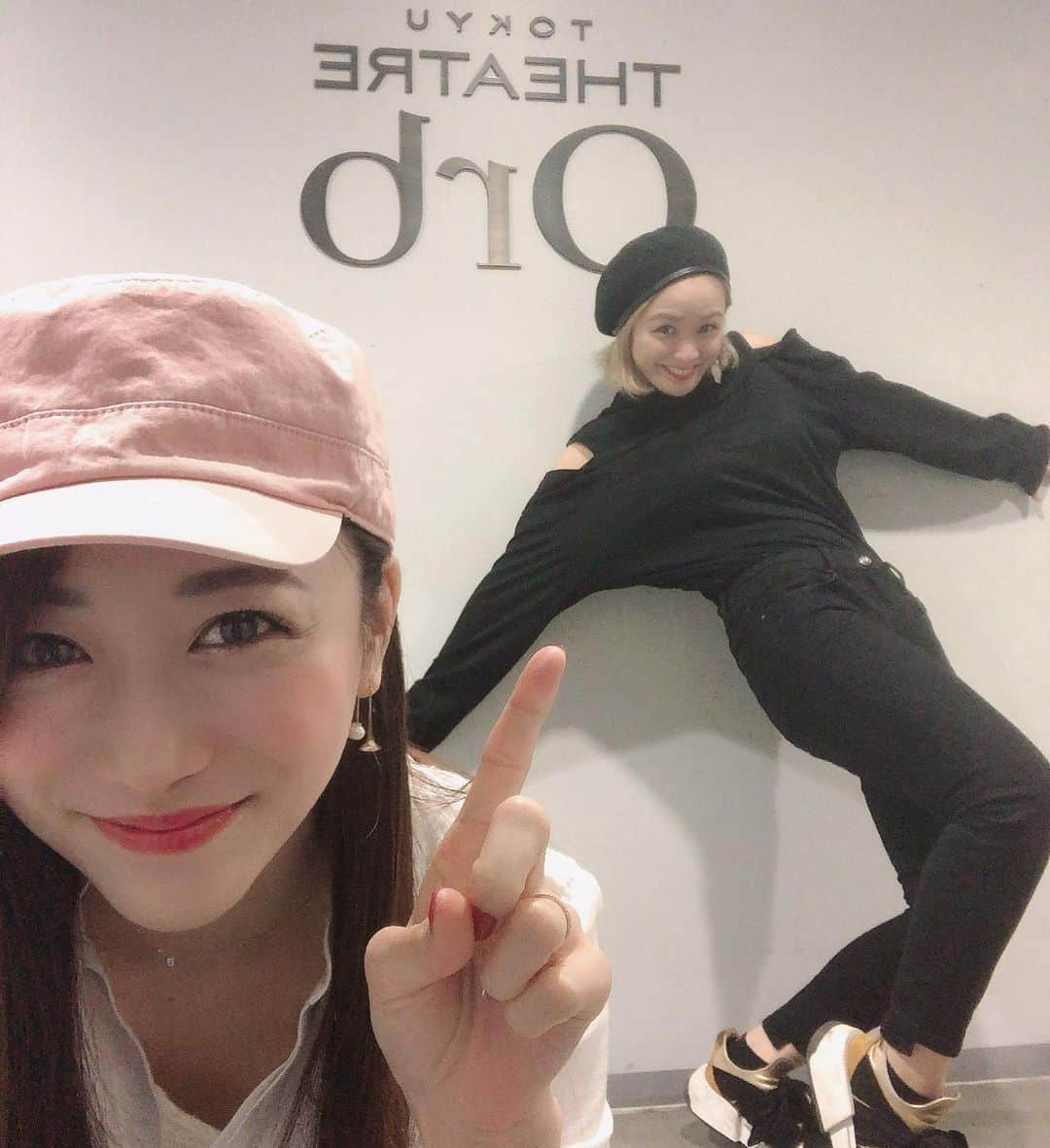 妃白ゆあさんのインスタグラム写真 - (妃白ゆあInstagram)「お世話になった theatre  Orbで💓 千秋楽の日に見事なまでに、白黒コンビになりました🤣❤️ 打合せはしてませんw . . ちー💟Black &Gold💟 . ゆあ💟White &pink💟 . 本当にちーちゃんといると笑うを通り越して爆笑が絶えないわ🤣💓 . #theatreorb #永石千尋 ちゃん #fashion👗 #code #Black #White」7月4日 13時24分 - yua_hishiro