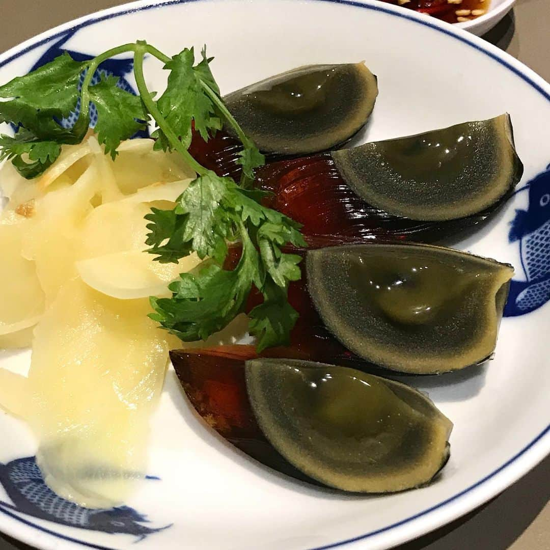 Li Tian の雑貨屋さんのインスタグラム写真 - (Li Tian の雑貨屋Instagram)「Love century eggs so much that I not only top-up for them in the porridge but also ordered this cold version with ginger 🤩 never have I come across such shiny and bouncy versions that tasted extremely fresh which made me wonder where they had sourced them from. A must try if u can take 皮蛋 👍👍👍 The claypot braised fish was also another delicious highlight while the cold chicken dish was average • • #sgeats #singapore #local #best #delicious #food #igsg #sgig #restaurant #exploresingapore #eat #sgfoodies #gourmet #yummy #yum #sgfood #foodsg #burpple #exploresingapore #beautifulcuisines #bonappetit #instagood #porridge #chinese」7月4日 13時25分 - dairyandcream