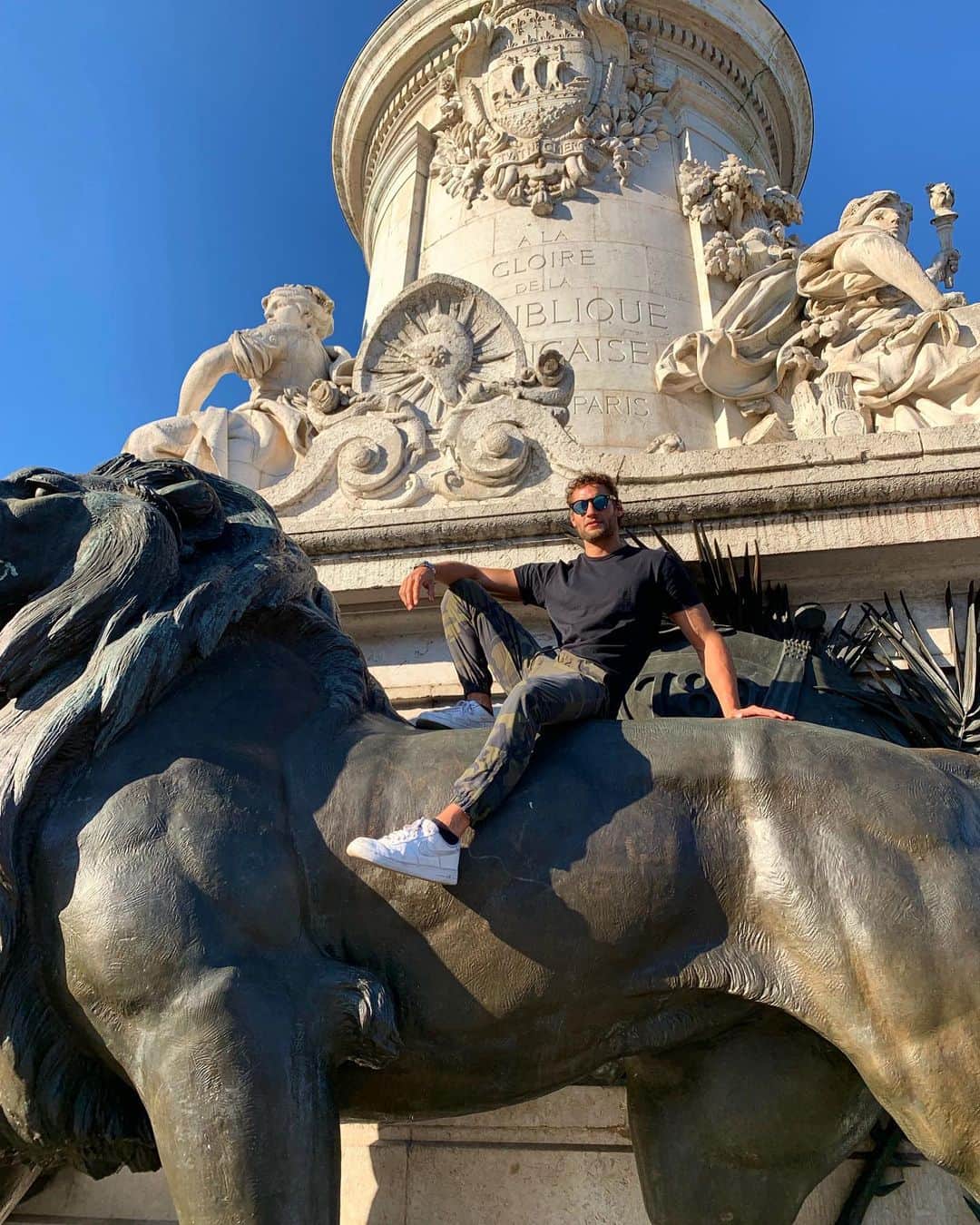 フランコ・ノリエガさんのインスタグラム写真 - (フランコ・ノリエガInstagram)「EVERYTHING THE LIGHT TOUCHES, IS OUR KINGDOM . . . #paris #republique #majestic #sculptures #power #within #lionking」7月5日 0時19分 - franconorhal